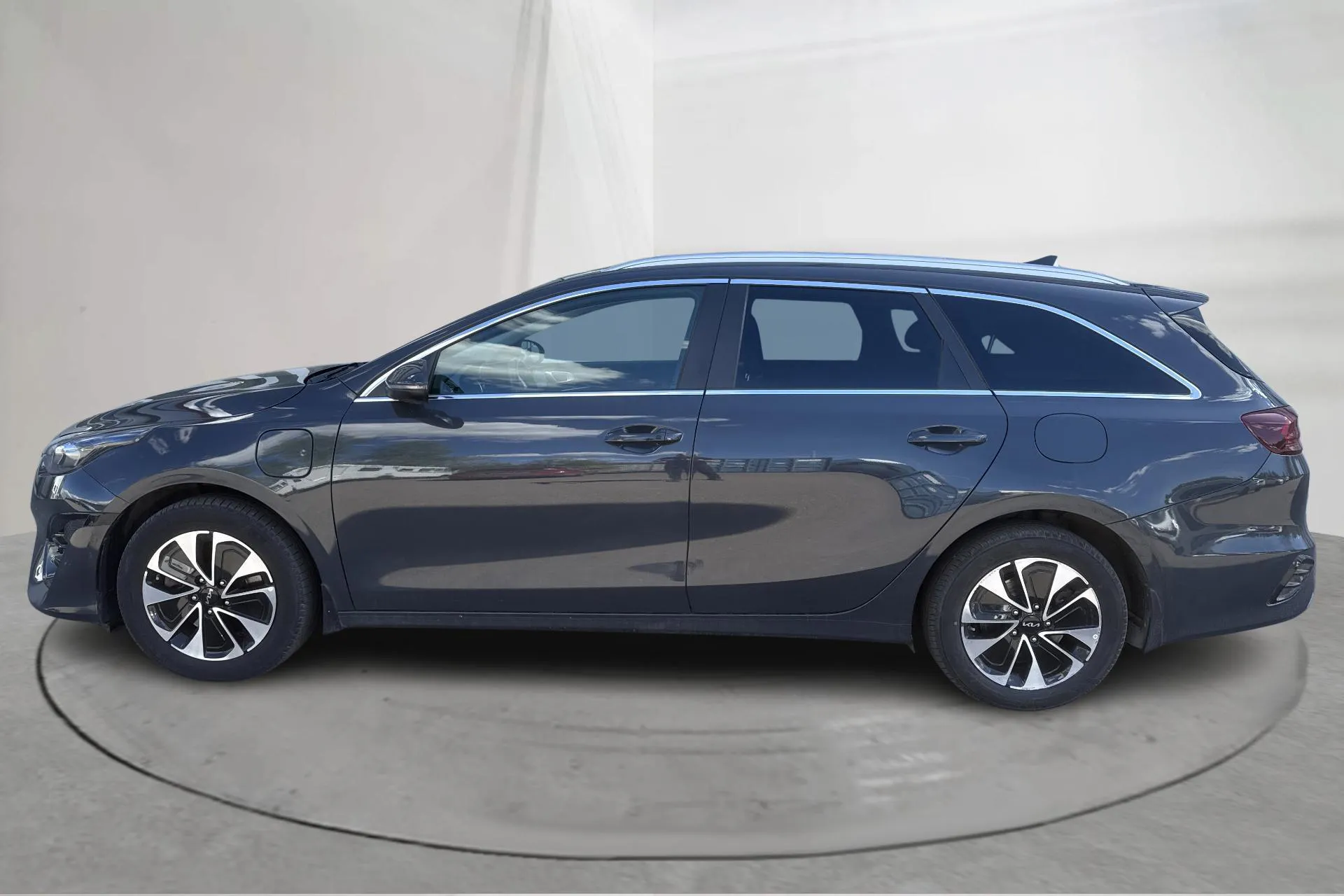 Presentationsfoto 2 av 16: KIA Ceed 1.6 Plug-in Hybrid SW (141hk) - 6 914 mil - Automat - grå - 2022