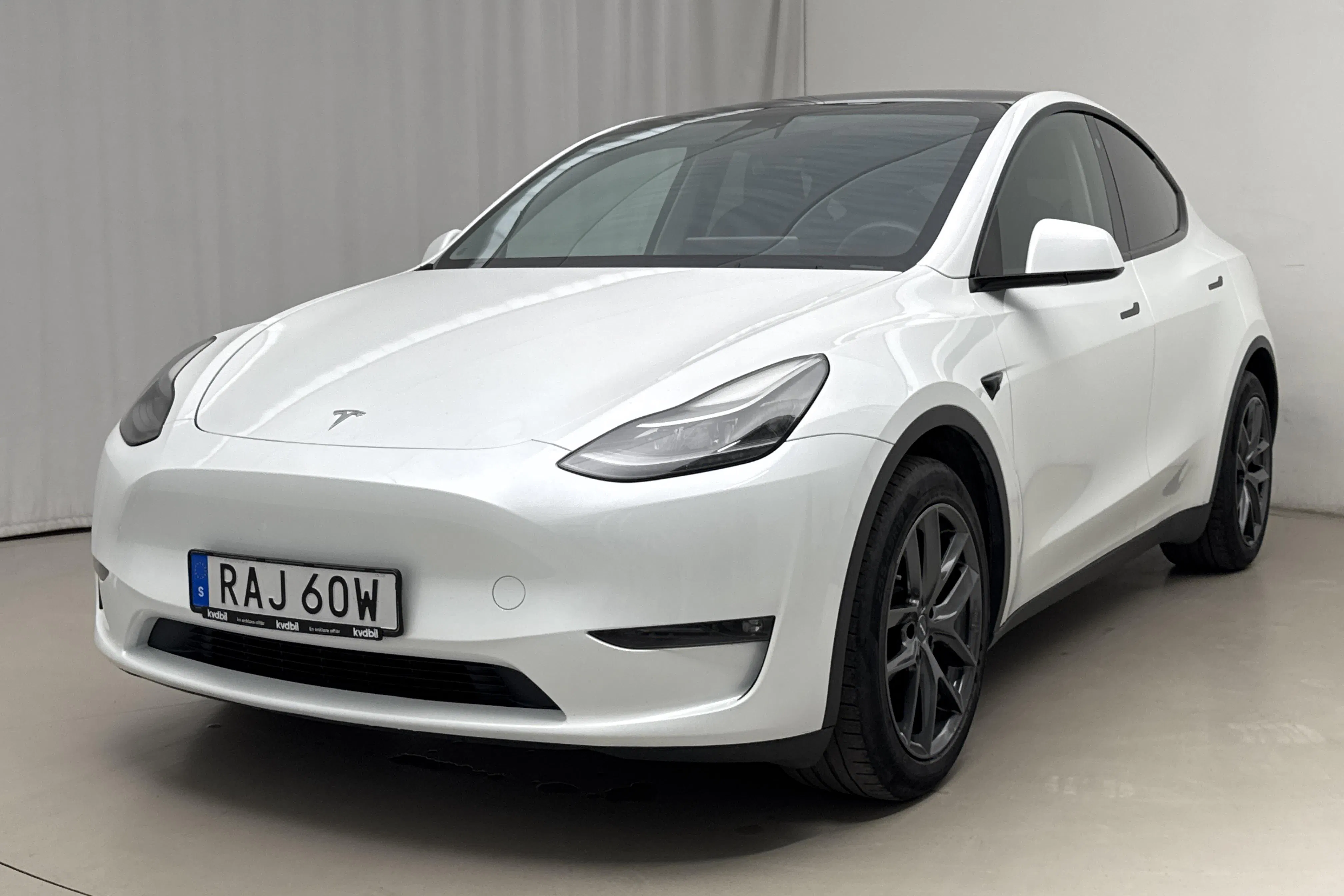 Presentationsfoto 1 av 23: Tesla Model Y Long Range Dual Motor AWD - 7 746 mil - Automat - vit - 2023