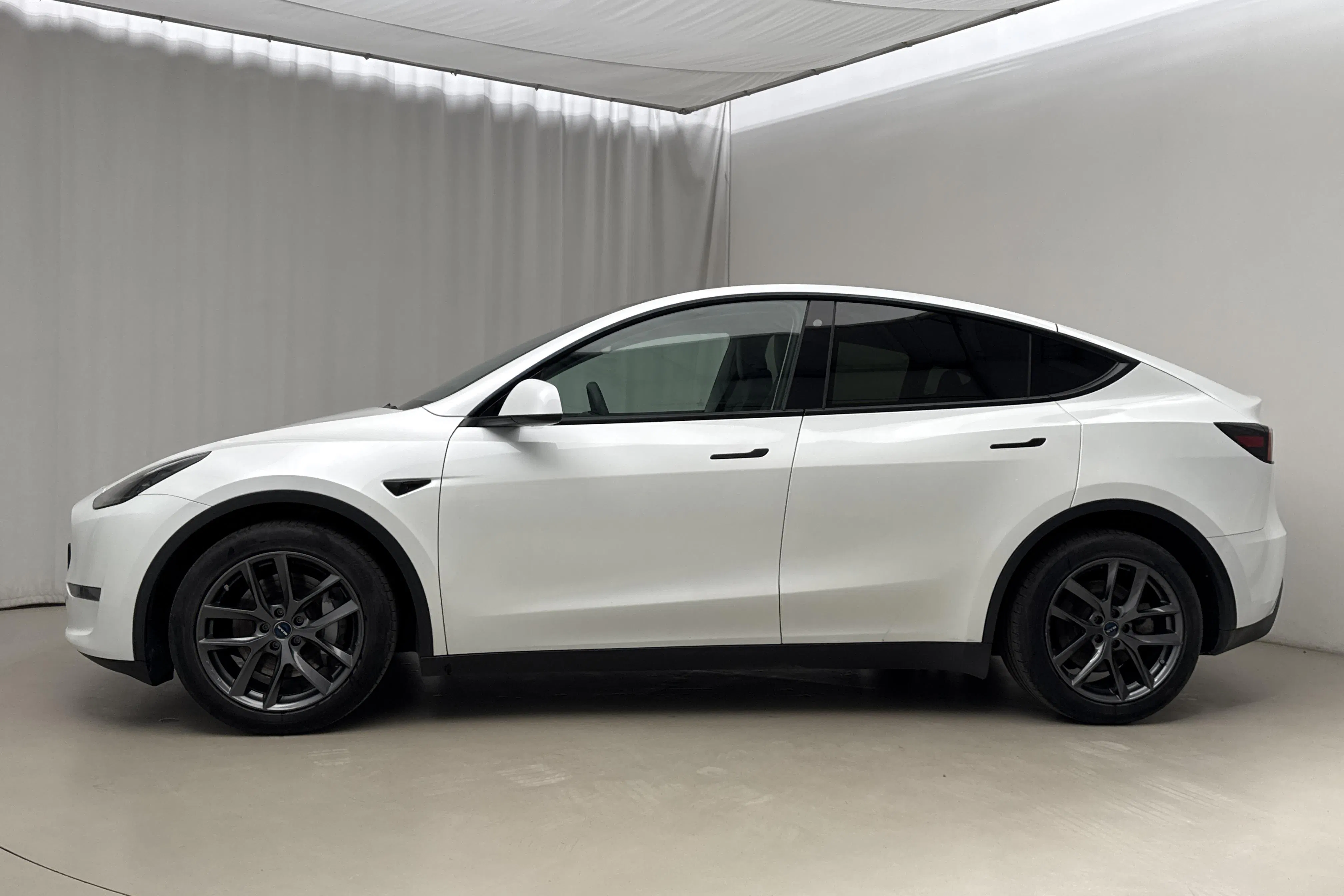 Presentationsfoto 2 av 23: Tesla Model Y Long Range Dual Motor AWD - 7 746 mil - Automat - vit - 2023
