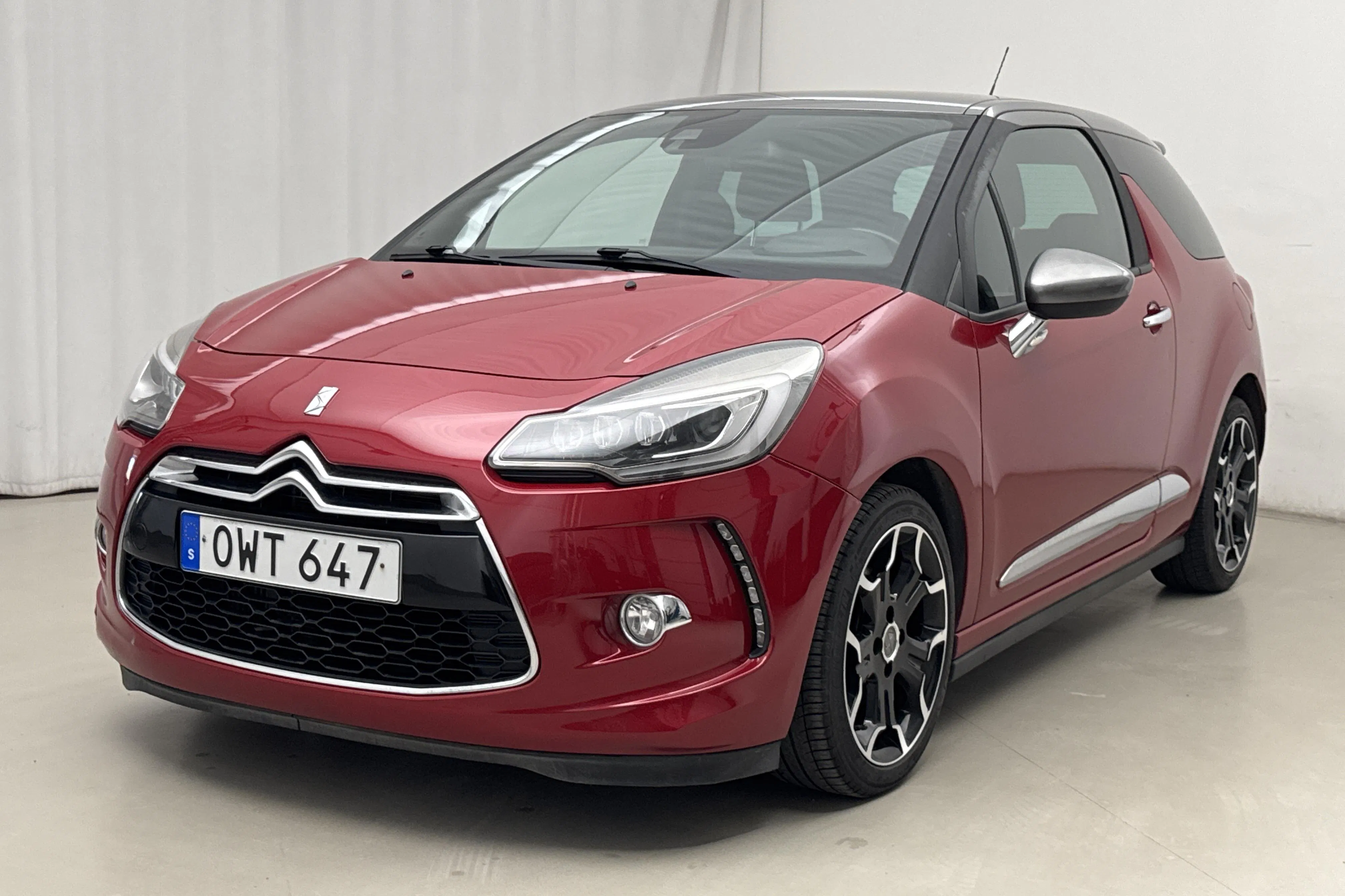 Presentation photo 1 of 15: Citroën DS3 1.6 THP (165hk) - 77 940 km - Manual - red - 2015