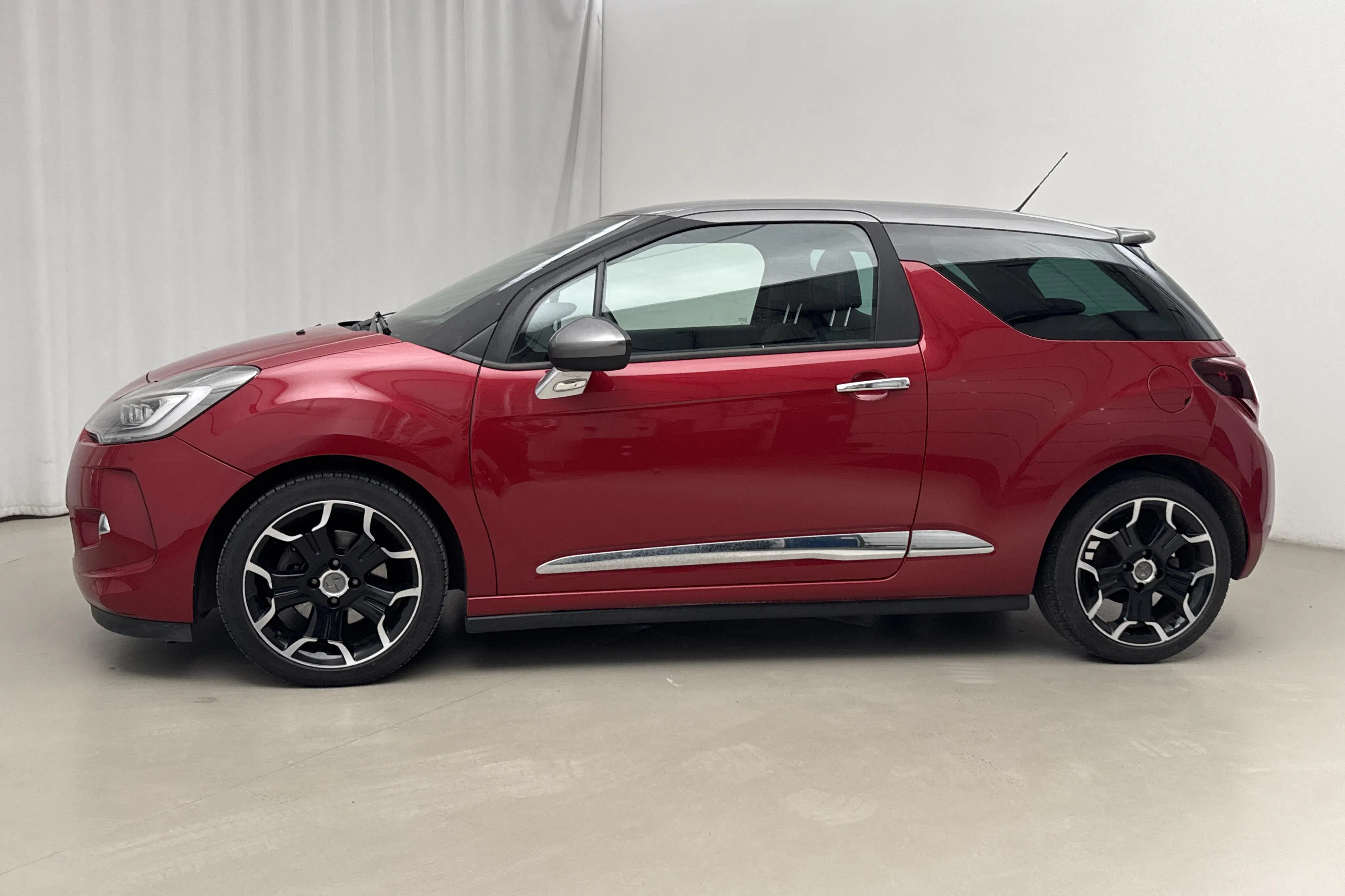 Presentation photo 2 of 15: Citroën DS3 1.6 THP (165hk) - 77 940 km - Manual - red - 2015