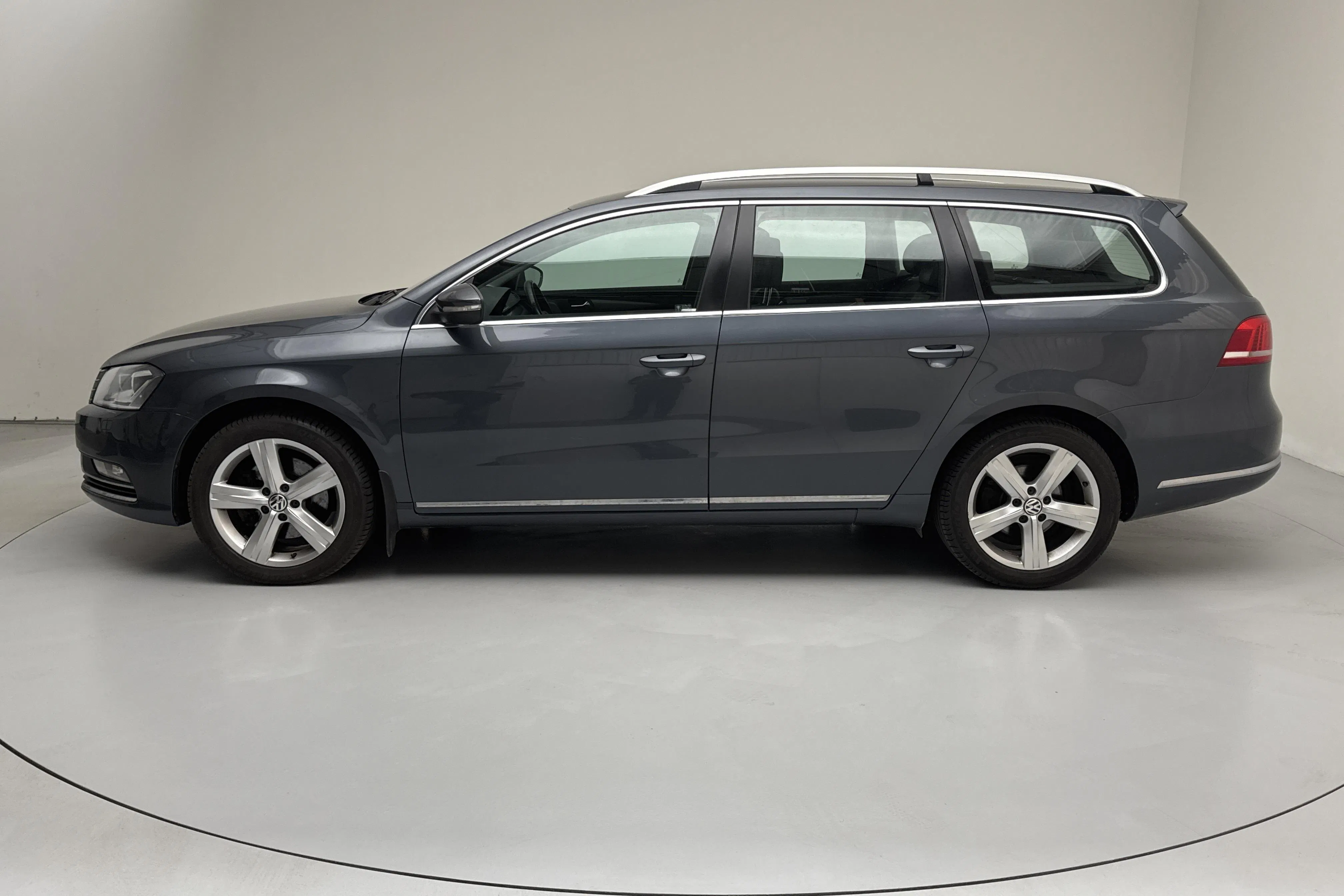 Presentationsfoto 2 av 12: VW Passat 1.4 TSI EcoFuel Variant (150hk) - 12 448 mil - Manuell - Light Grey - 2011