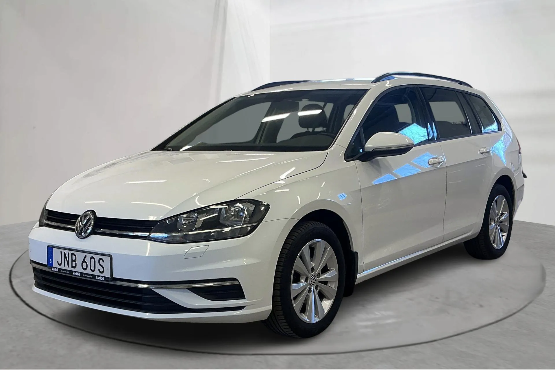 Presentationsfoto 1 av 14: VW Golf VII 1.0 TSI Sportscombi (115hk) - 16 421 mil - Automat - vit - 2019