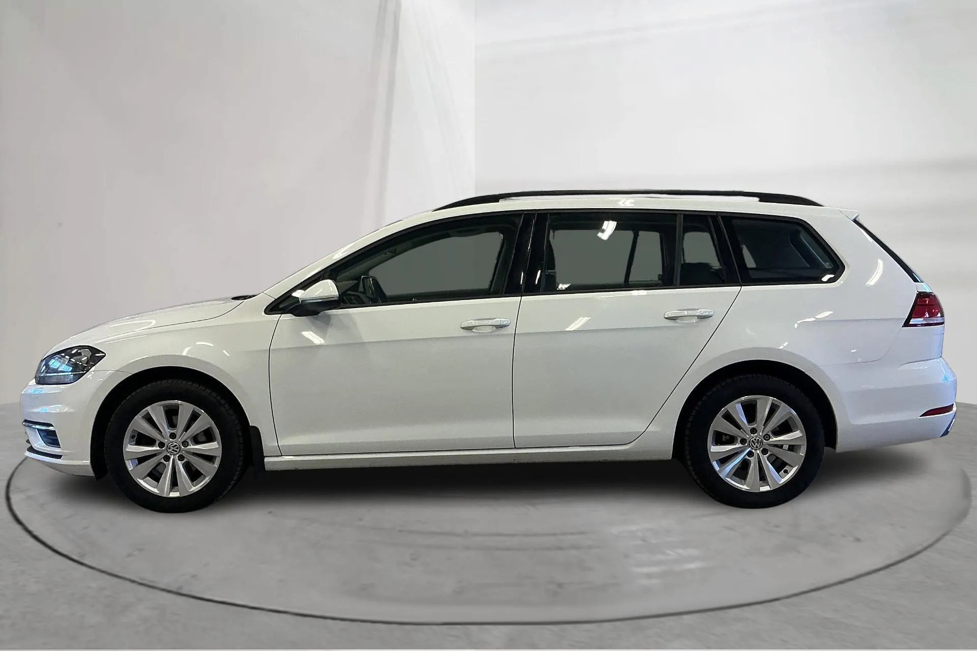 Presentationsfoto 2 av 14: VW Golf VII 1.0 TSI Sportscombi (115hk) - 16 421 mil - Automat - vit - 2019