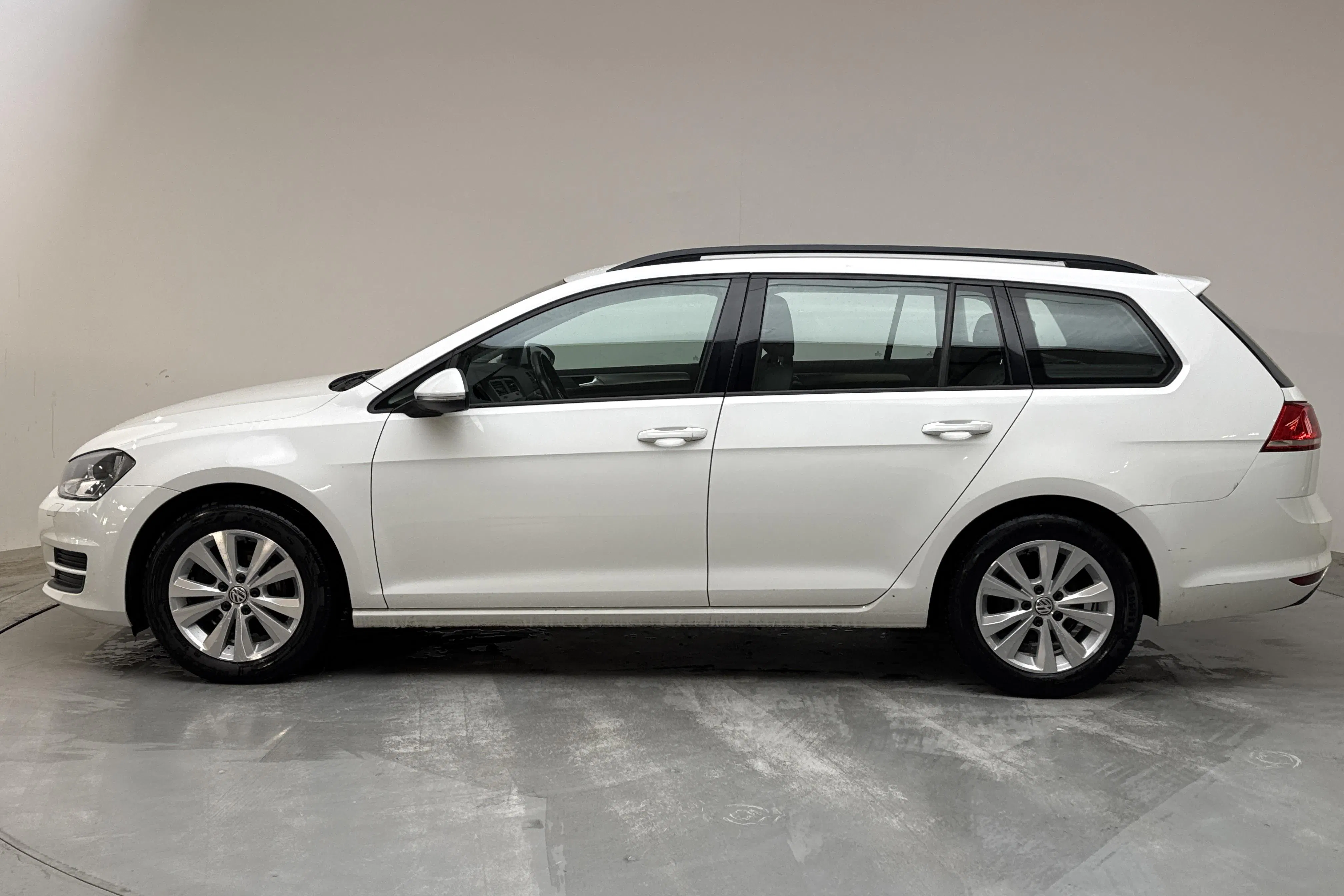 Presentation photo 2 of 13: VW Golf VII 1.2 TSI Sportscombi (110hk) - 110 230 km - Manual - white - 2017