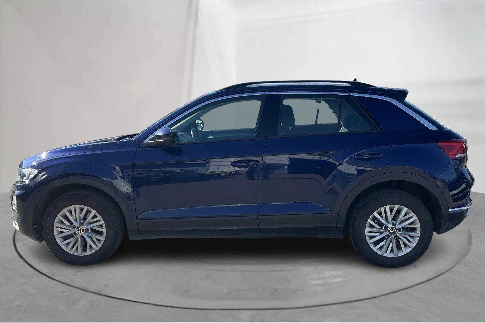 Presentationsfoto 2 av 14: VW T-Roc 2.0 TDI 4MOTION (150hk) - 15 052 mil - Automat - Dark Blue - 2021