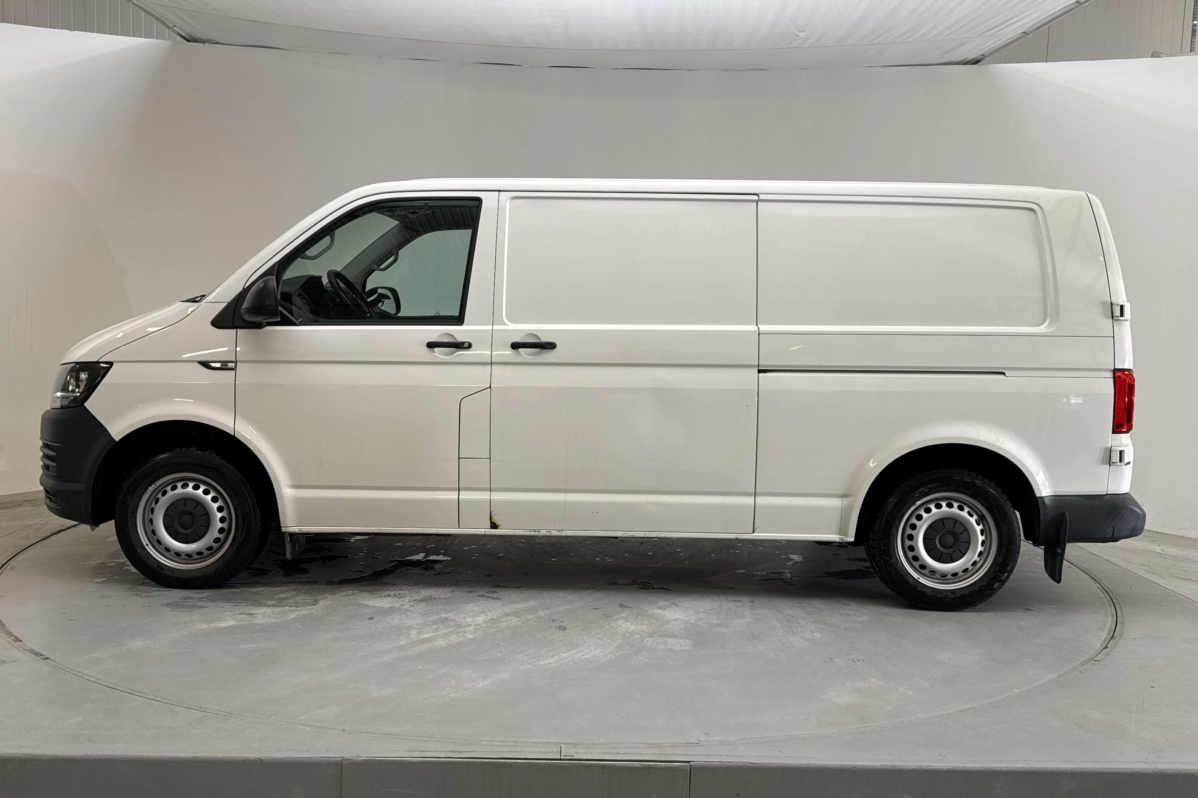 Presentationsfoto 2 av 13: VW Transporter T6 2.0 TDI BMT Skåp (150hk) - 18 384 mil - Automat - vit - 2018
