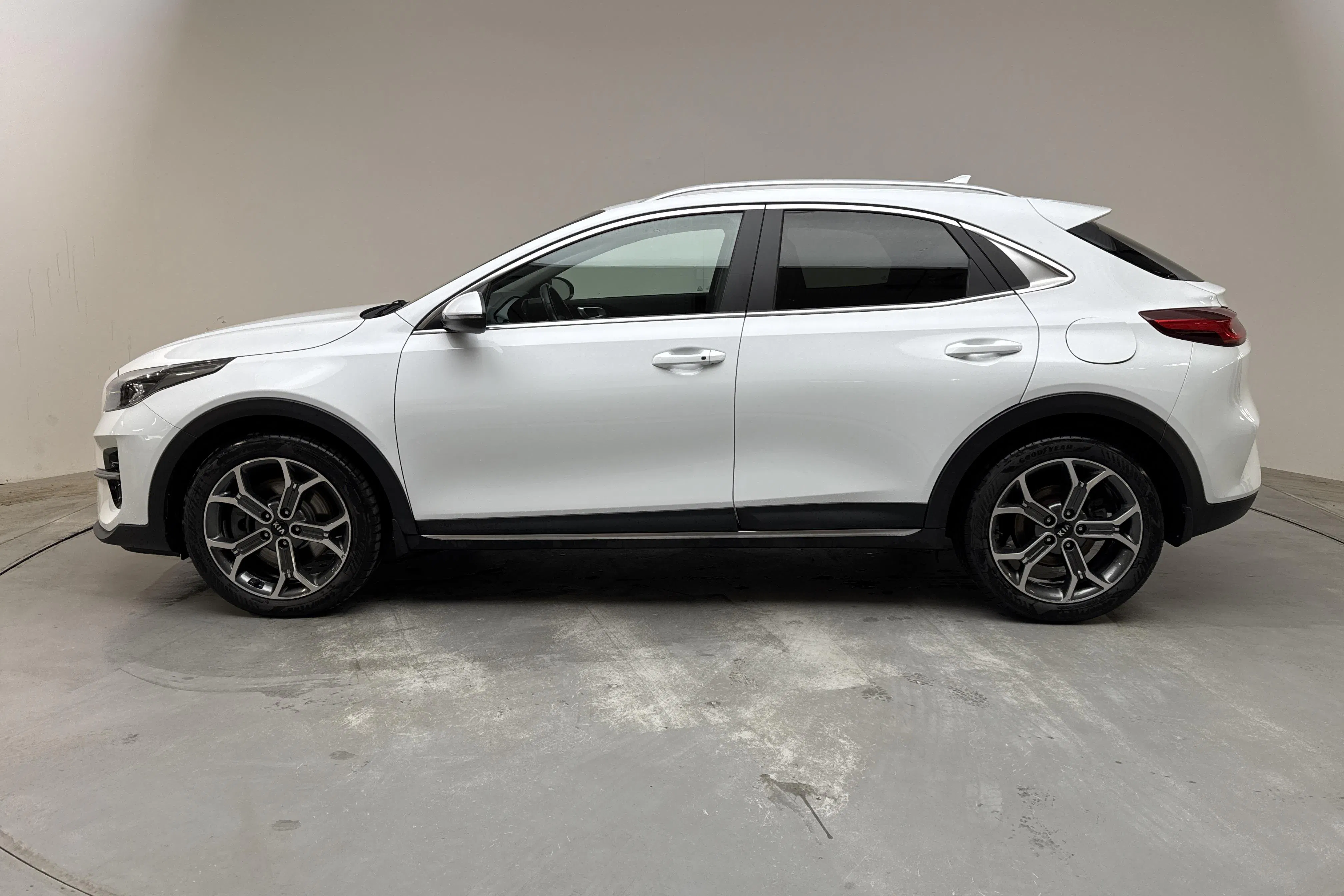 Presentationsfoto 2 av 15: KIA XCeed 1.4 T-GDi 5dr (140hk) - 6 045 mil - Automat - vit - 2020