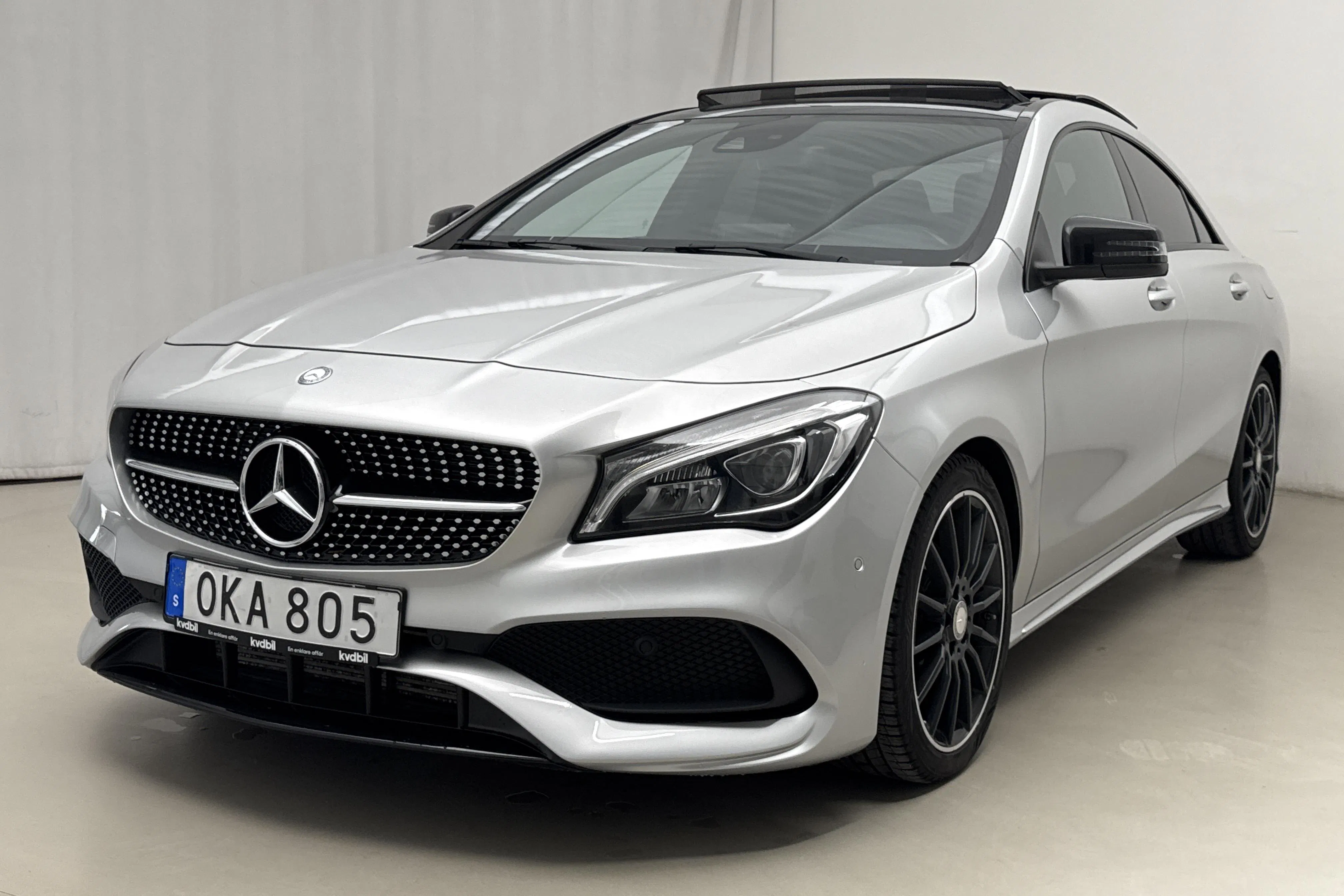 Presentationsfoto 1 av 17: Mercedes CLA 200 Coupé C117 (156hk) - 8 103 mil - Automat - silver - 2017