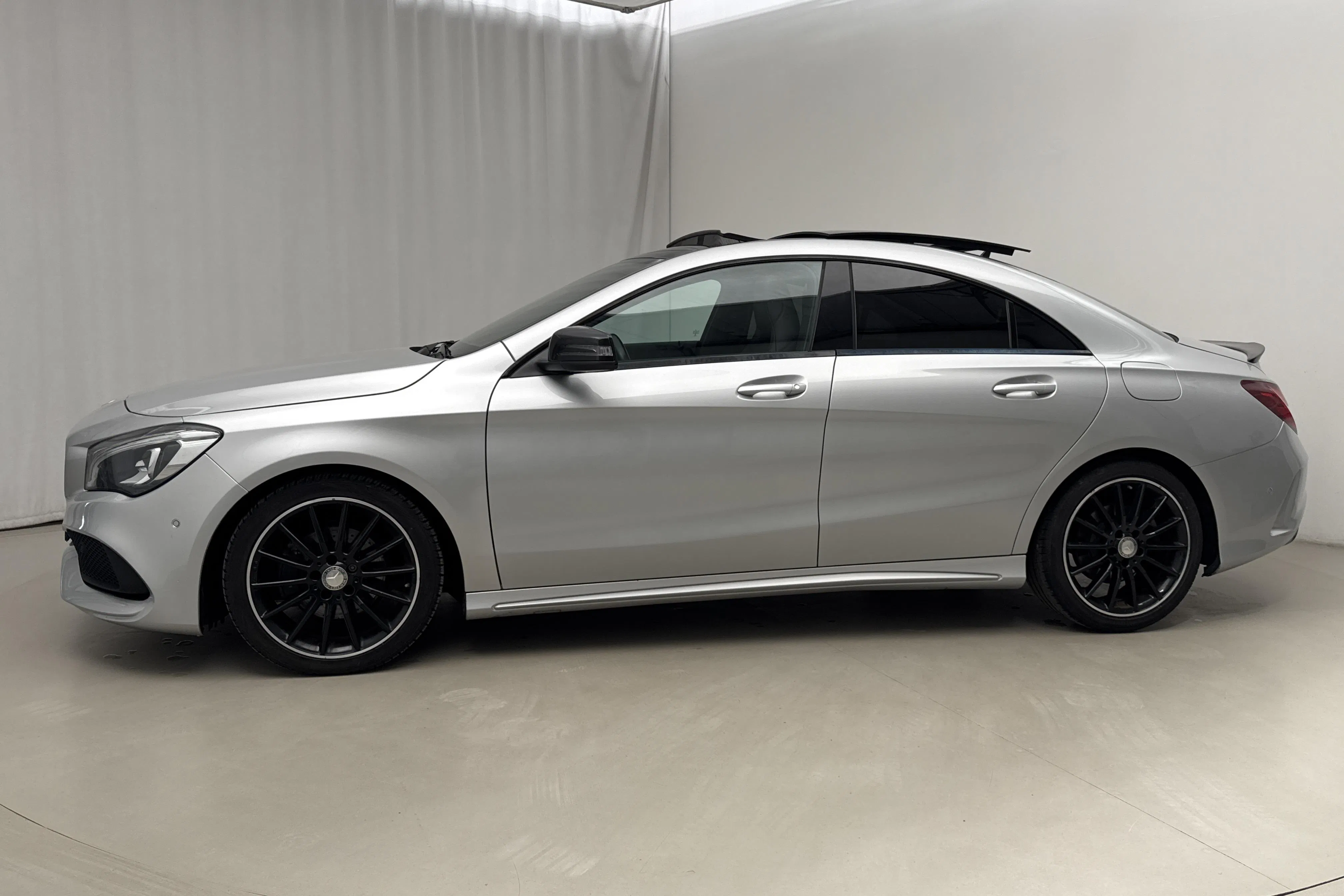 Presentationsfoto 2 av 17: Mercedes CLA 200 Coupé C117 (156hk) - 8 103 mil - Automat - silver - 2017