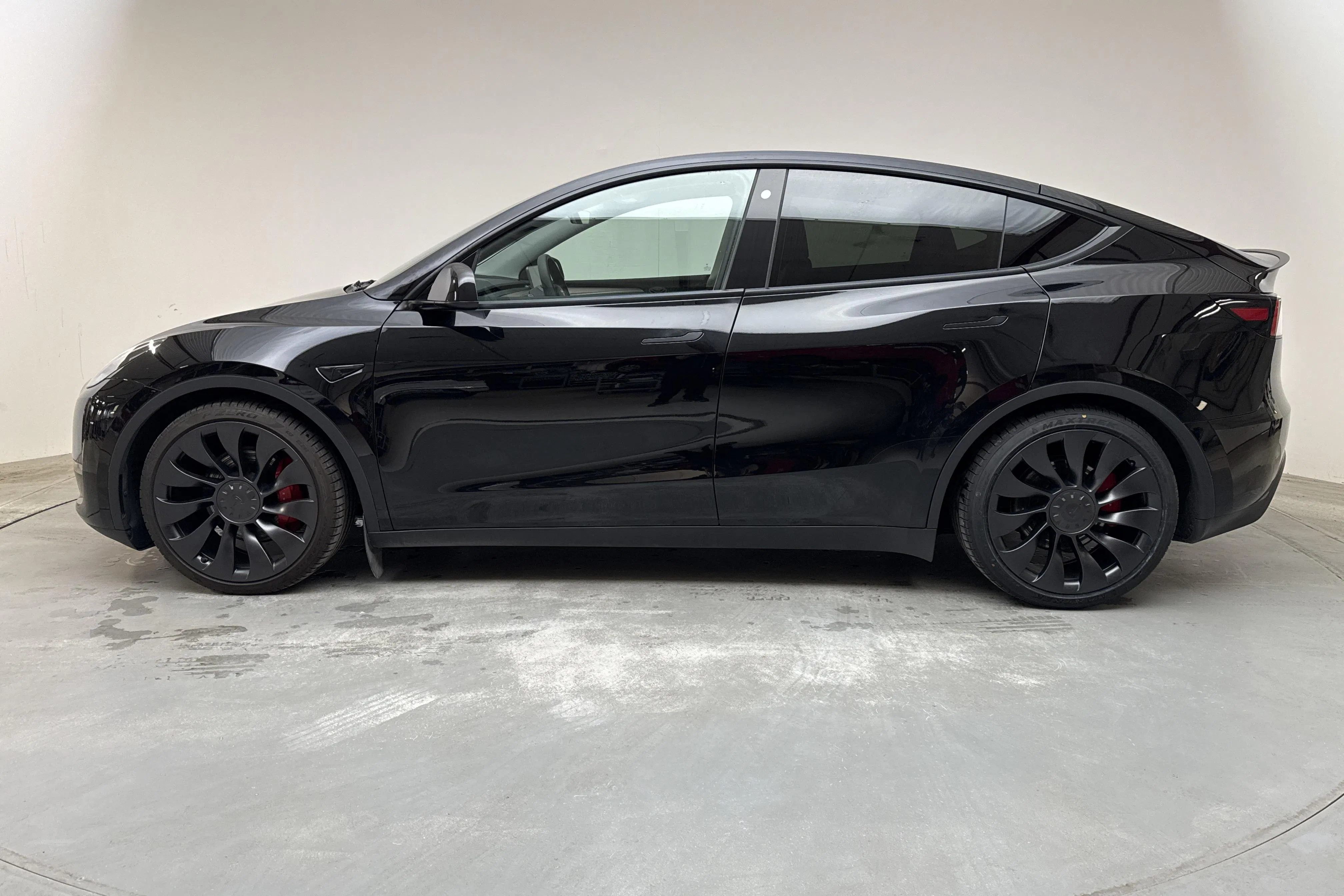 Presentation photo 2 of 18: Tesla Model Y Performance Dual Motor AWD - 33 690 km - Automatic - black - 2023