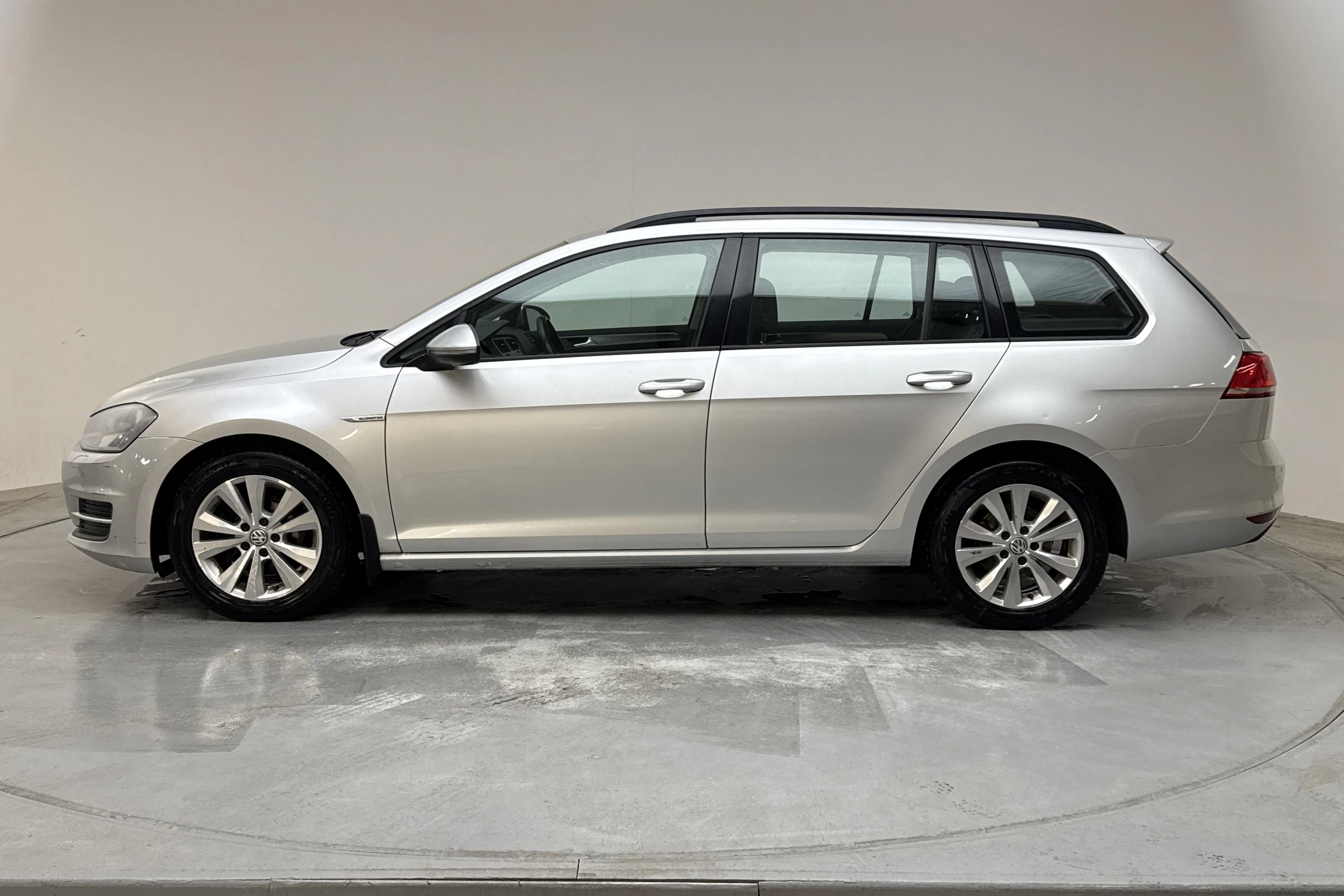 Presentationsfoto 2 av 14: VW Golf VII 1.4 TGI BlueMotion Sportscombi (110hk) - 20 015 mil - Automat - silver - 2015