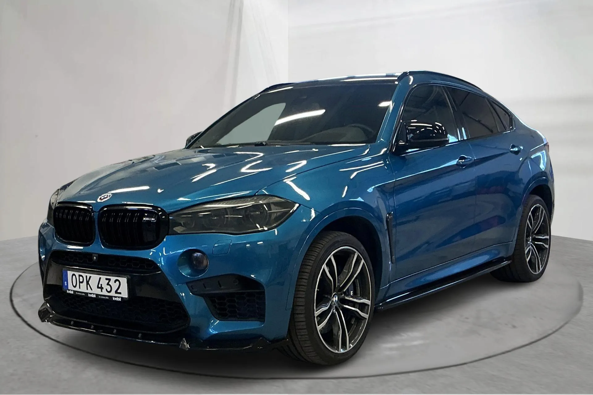 Presentationsfoto 1 av 16: BMW X6 M, F86 (575hk) - 11 401 mil - Automat - blå - 2015