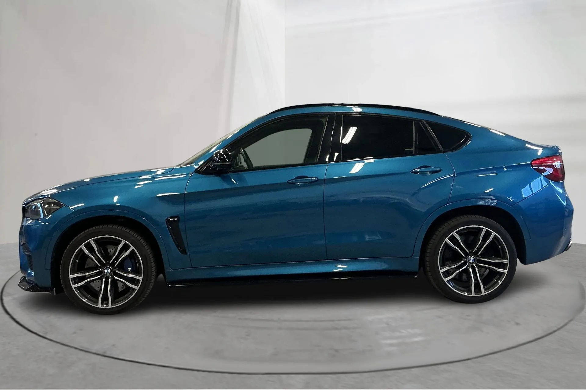 Presentationsfoto 2 av 16: BMW X6 M, F86 (575hk) - 11 401 mil - Automat - blå - 2015