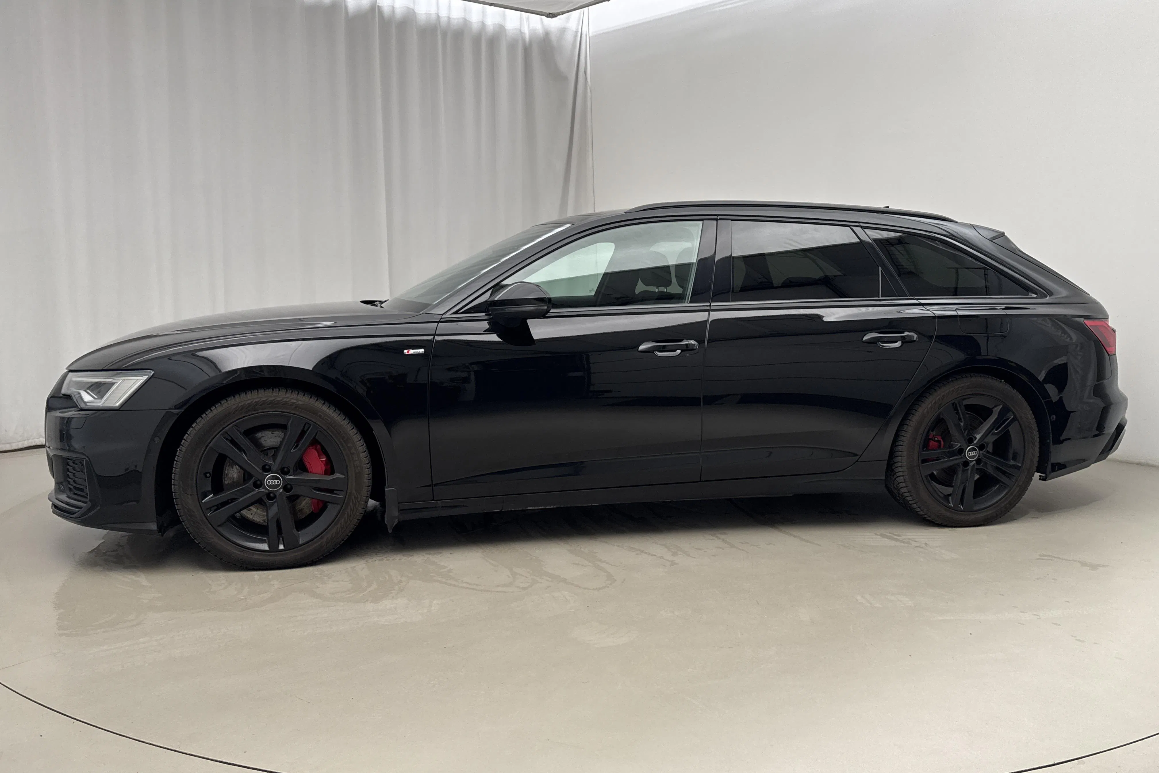 Presentationsfoto 2 av 21: Audi A6 Avant 55 TFSI e quattro (367hk) - 16 337 mil - Automat - svart - 2021