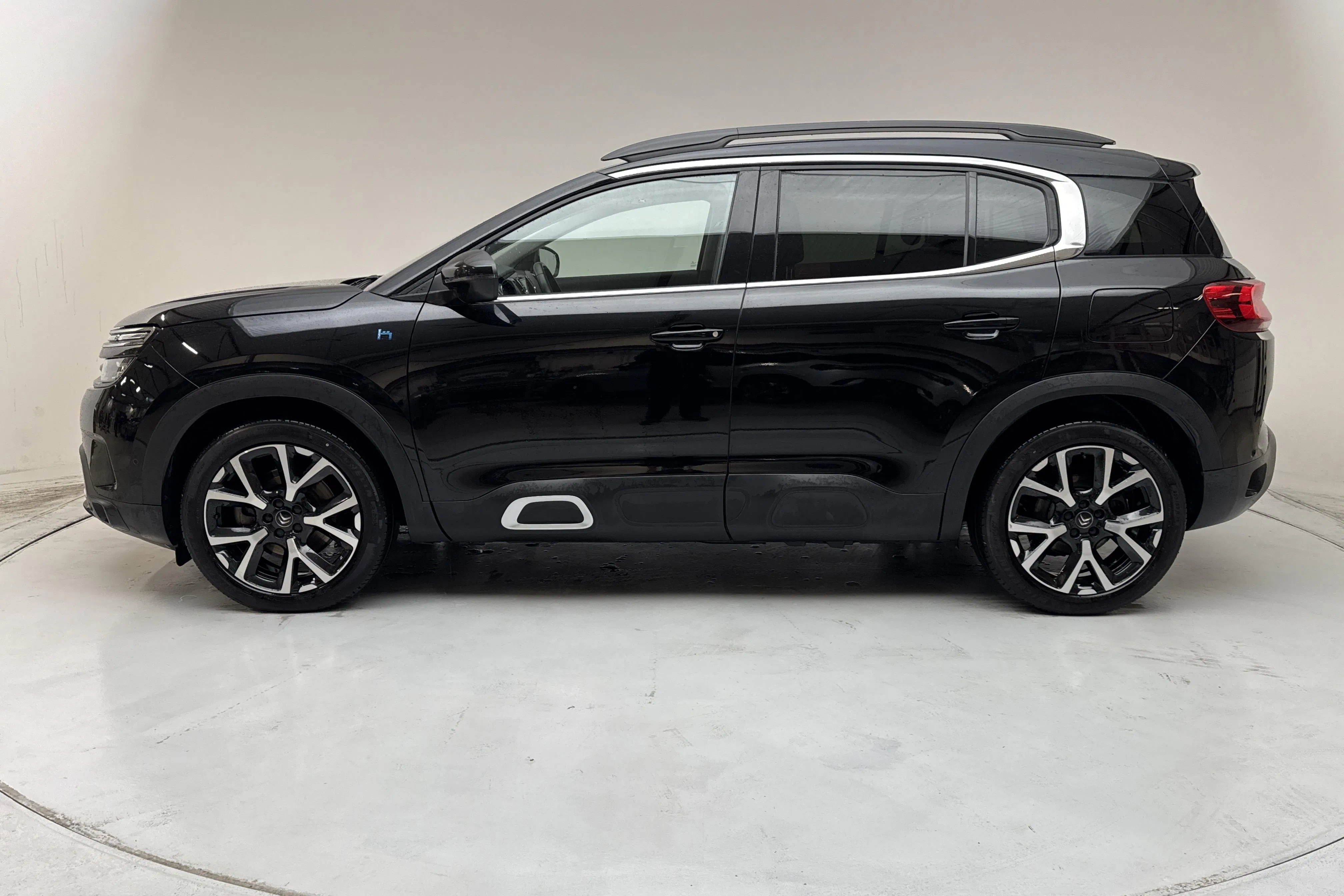 Presentationsfoto 2 av 17: Citroën C5 Aircross PHEV e-EAT (225hk) - 5 120 mil - Automat - svart - 2021