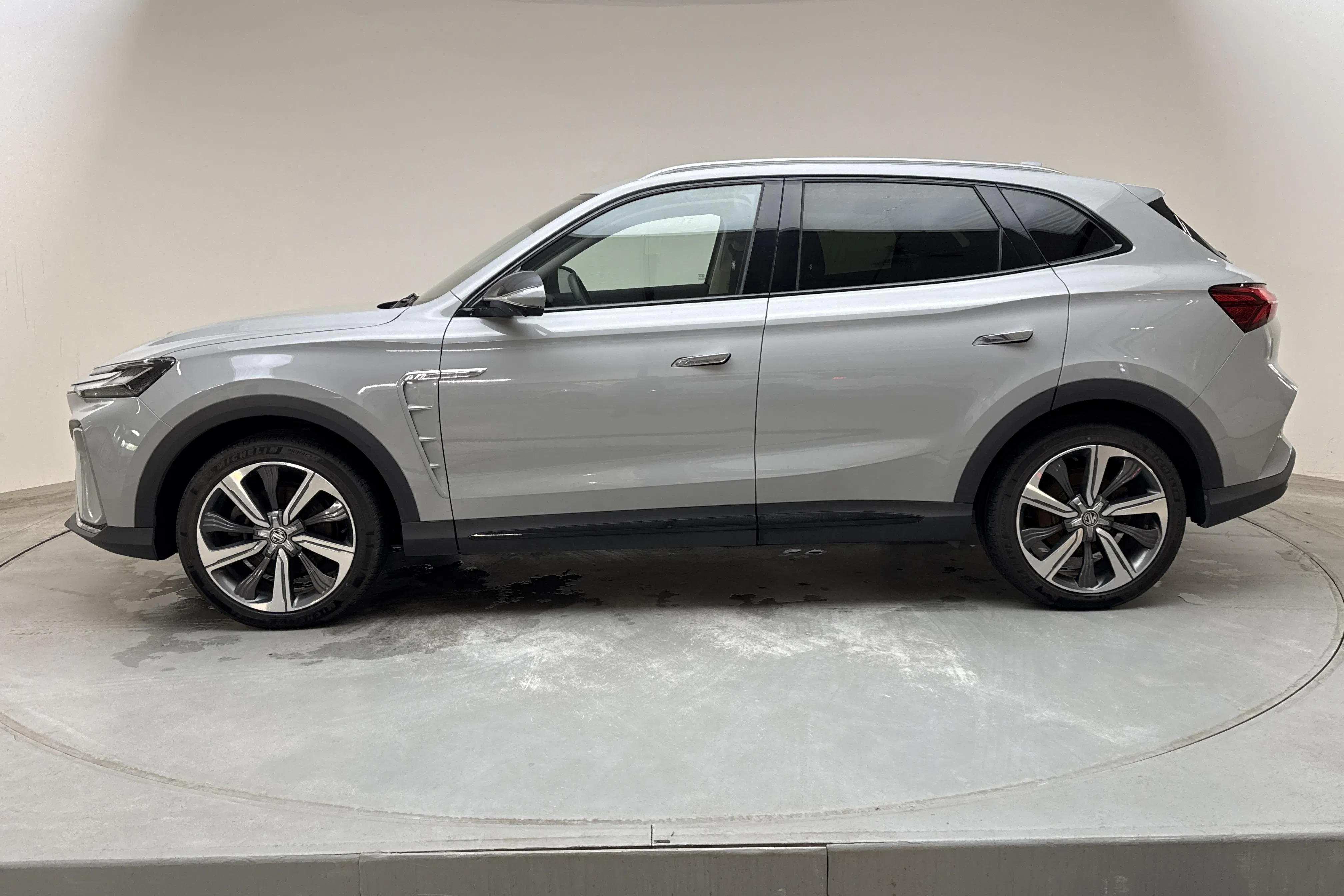 Presentationsfoto 2 av 16: MG Marvel R (180hk) - 9 245 mil - Automat - grå - 2022