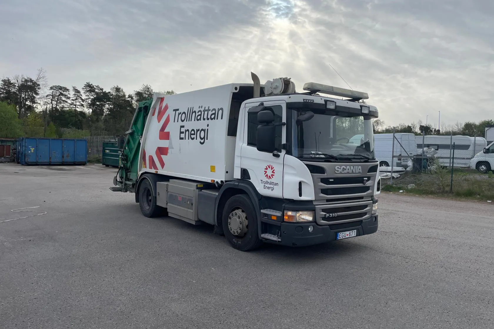 Presentationsfoto 2 av 53: SCANIA P310LB HNB - 240 505 km - Automat - vit - 2013