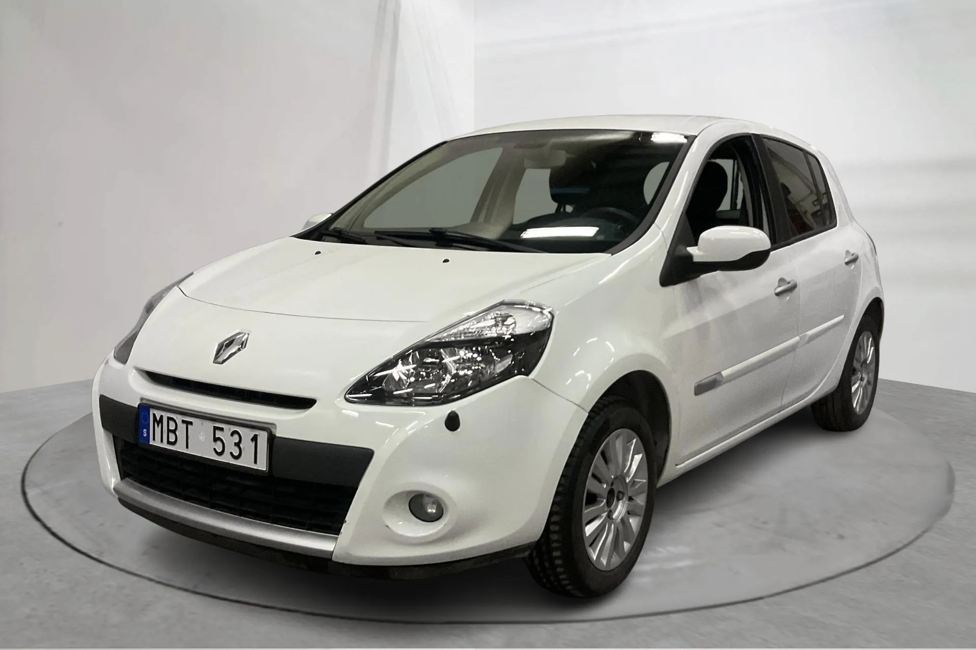 Presentationsfoto 1 av 14: Renault Clio III 1.2 Flex Fuel 5dr (75hk) - 9 520 mil - Manuell - vit - 2012