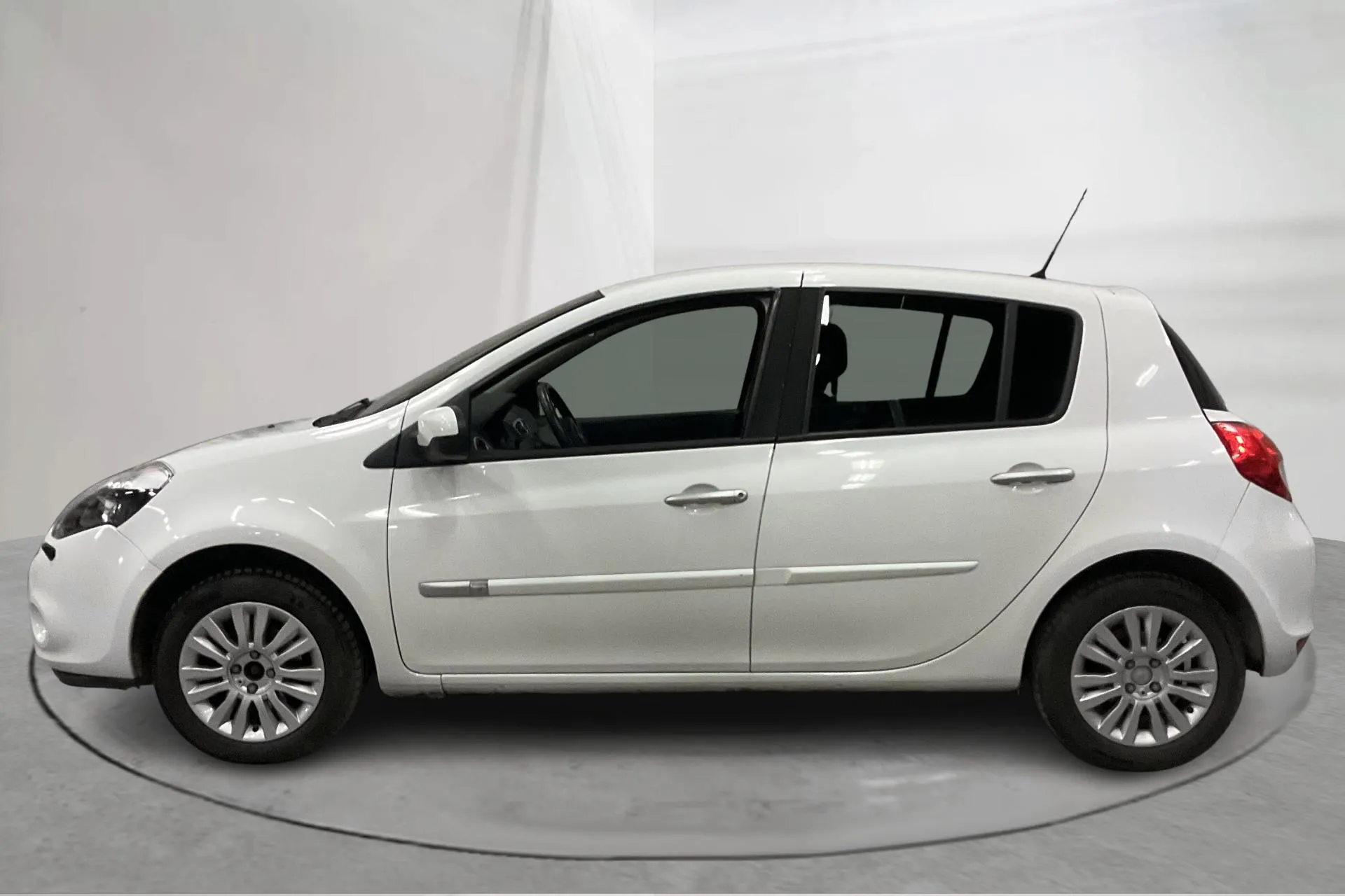 Presentationsfoto 2 av 14: Renault Clio III 1.2 Flex Fuel 5dr (75hk) - 9 520 mil - Manuell - vit - 2012
