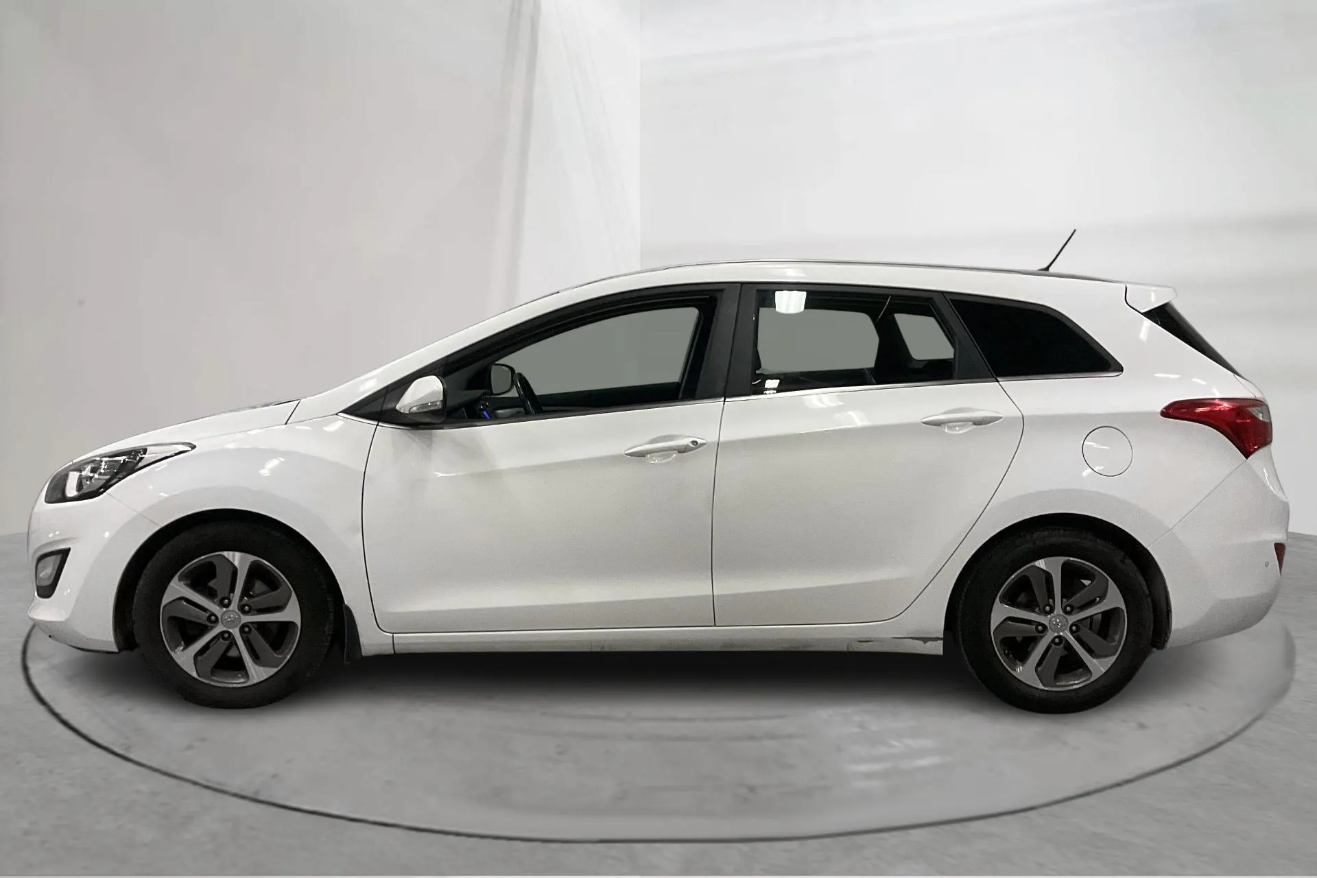 Presentationsfoto 2 av 13: Hyundai i30 1.6 D Kombi (110hk) - 7 656 mil - Manuell - vit - 2015