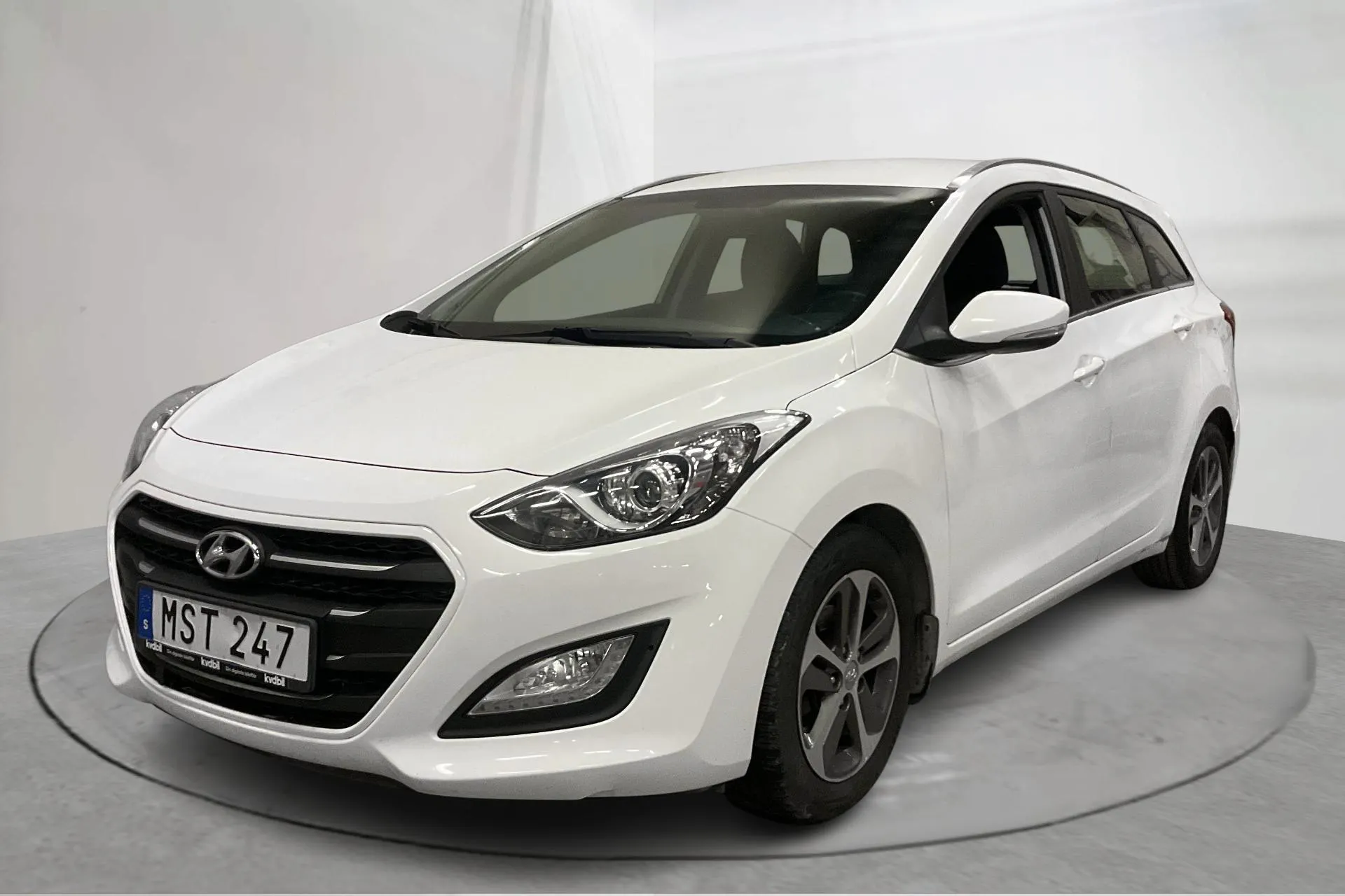 Presentationsfoto 1 av 13: Hyundai i30 1.6 D Kombi (110hk) - 7 656 mil - Manuell - vit - 2015