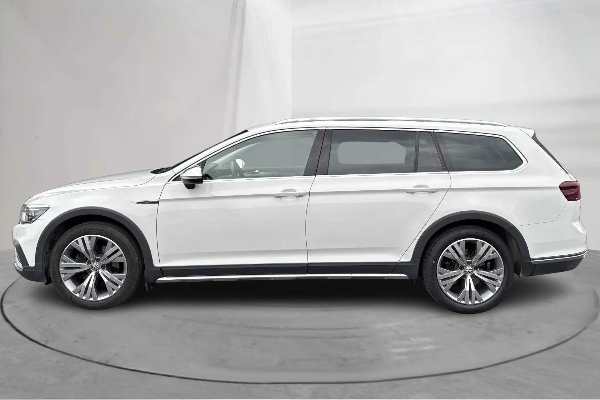 Presentationsfoto 2 av 16: VW Passat Alltrack 2.0 TDI Sportscombi 4Motion (200hk) - 13 277 mil - Automat - vit - 2021