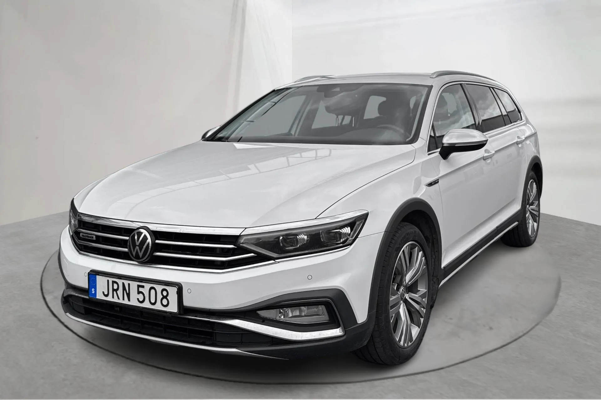 Presentationsfoto 1 av 16: VW Passat Alltrack 2.0 TDI Sportscombi 4Motion (200hk) - 13 277 mil - Automat - vit - 2021