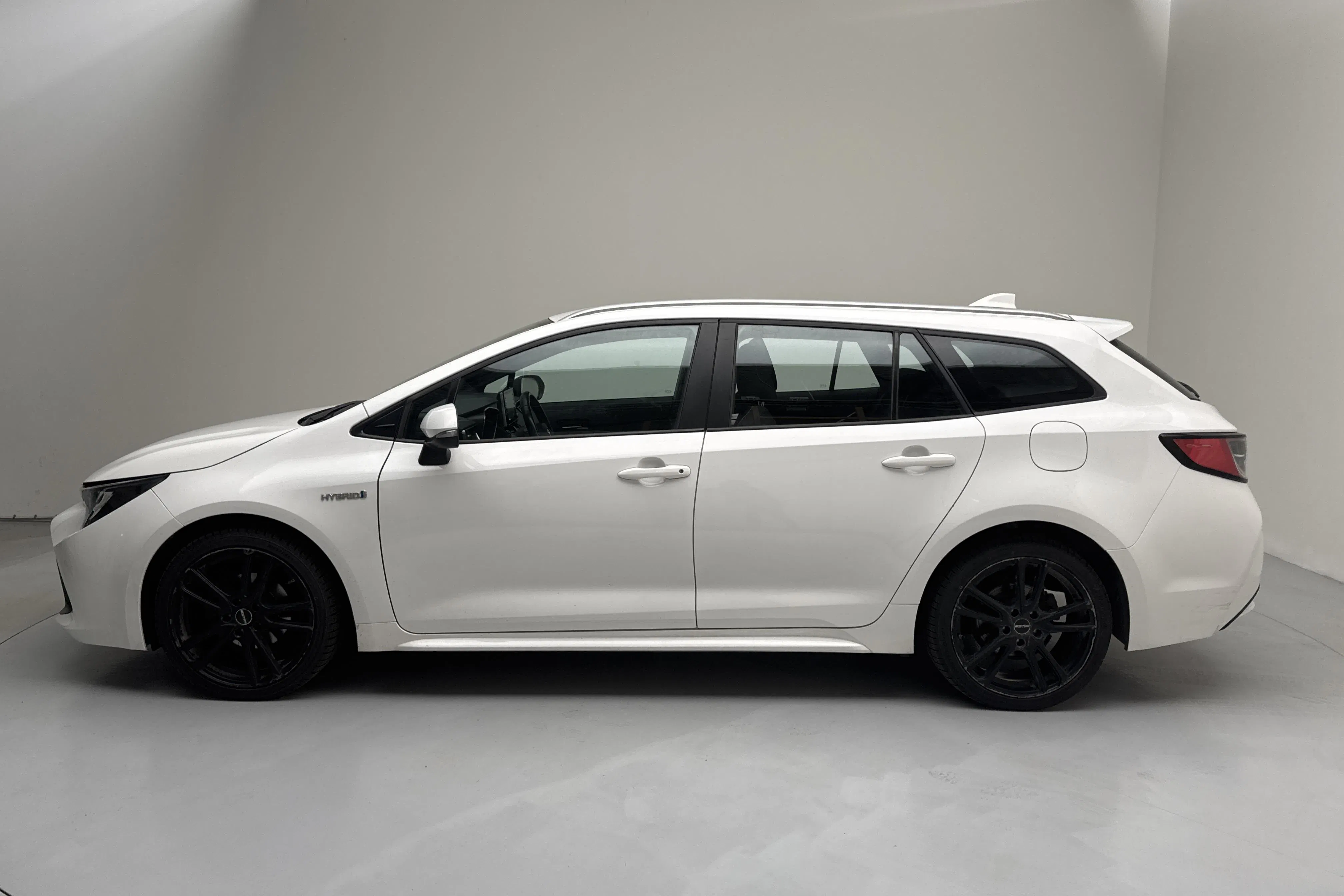 Presentationsfoto 2 av 12: Toyota Corolla 1.8 Hybrid Touring Sports (122hk) - 13 725 mil - Automat - vit - 2021