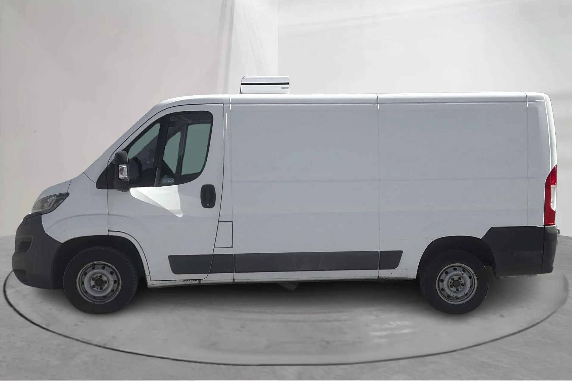 Presentationsfoto 2 av 17: Peugeot Boxer 2.0 HDI BlueHDi Skåp (130hk) - 32 783 mil - Manuell - vit - 2016
