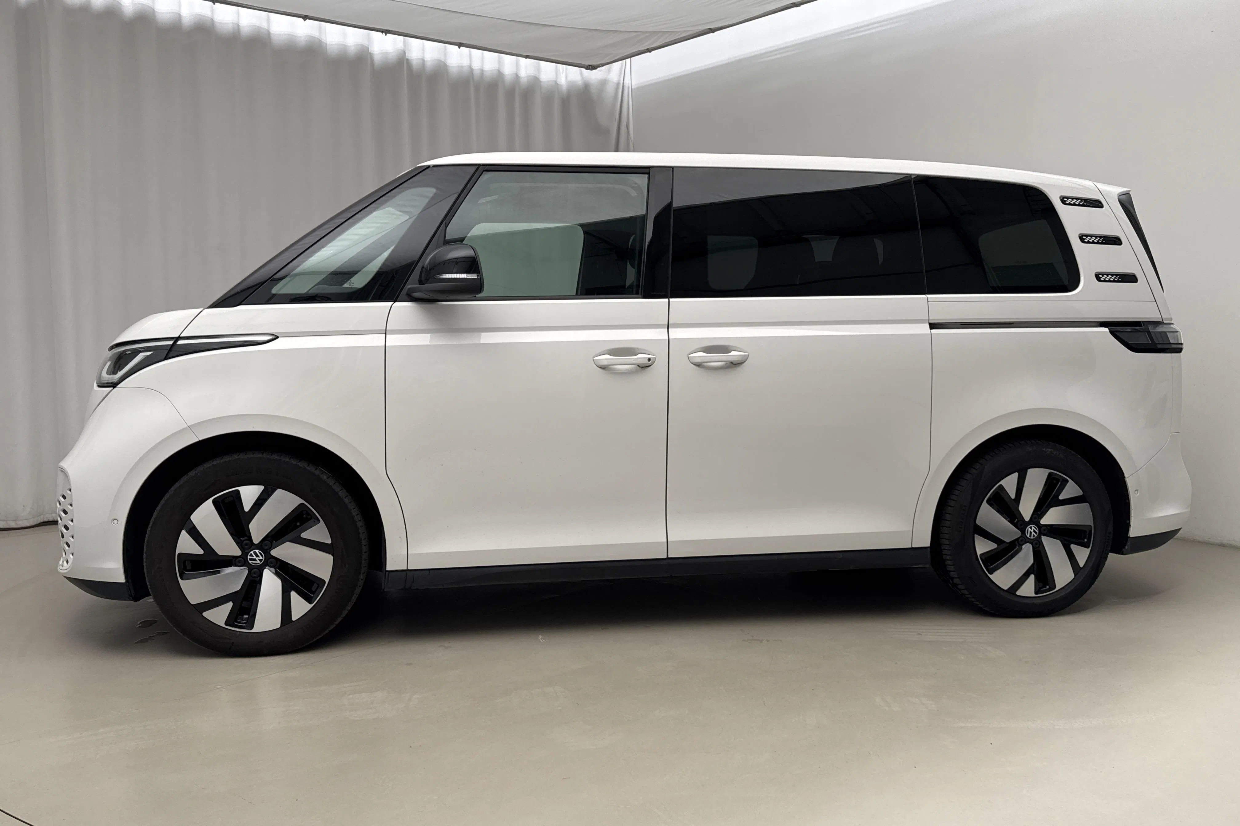 Presentationsfoto 2 av 22: VW ID. Buzz (204hk) - 7 431 mil - Automat - vit - 2023