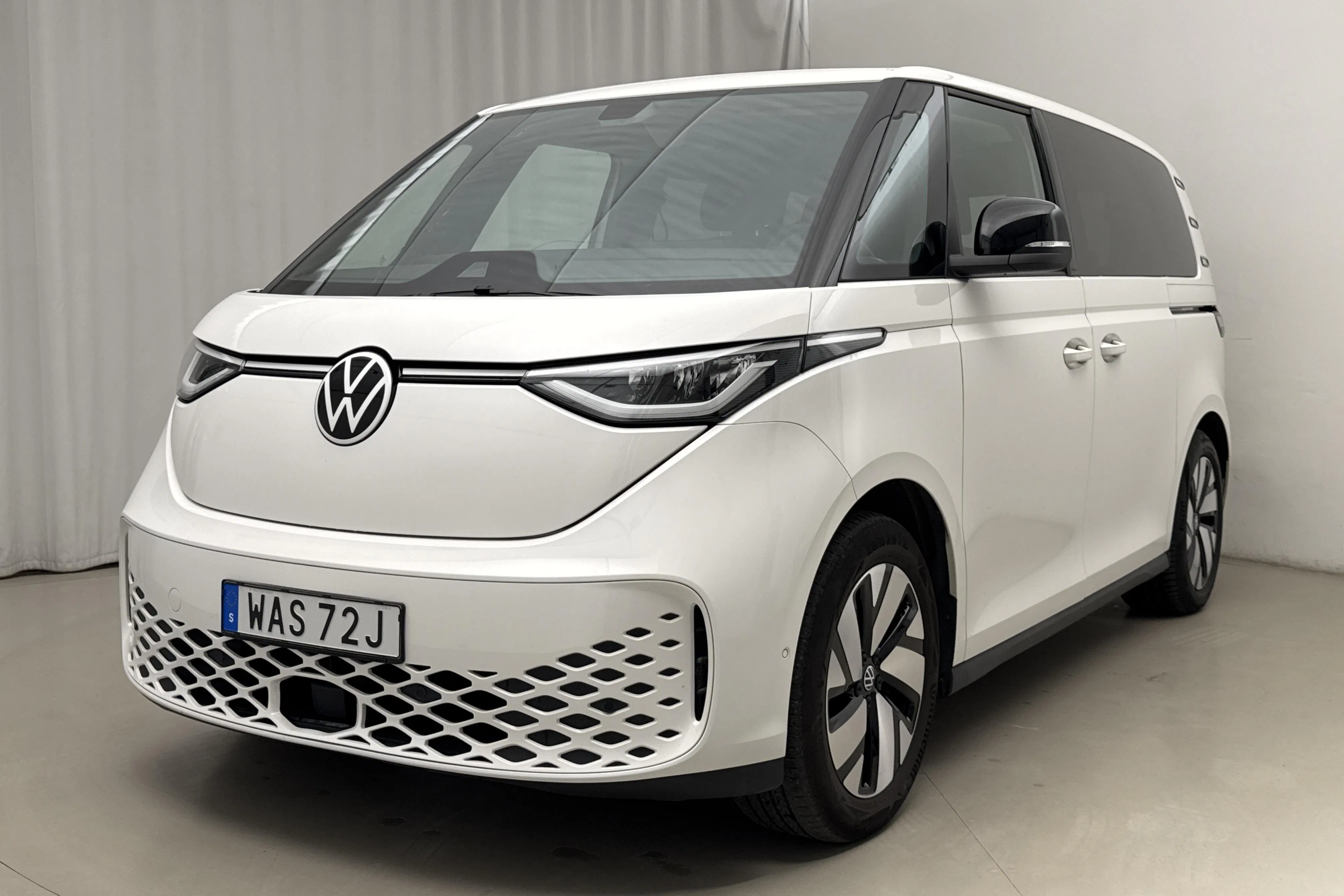 Presentationsfoto 1 av 22: VW ID. Buzz (204hk) - 7 431 mil - Automat - vit - 2023