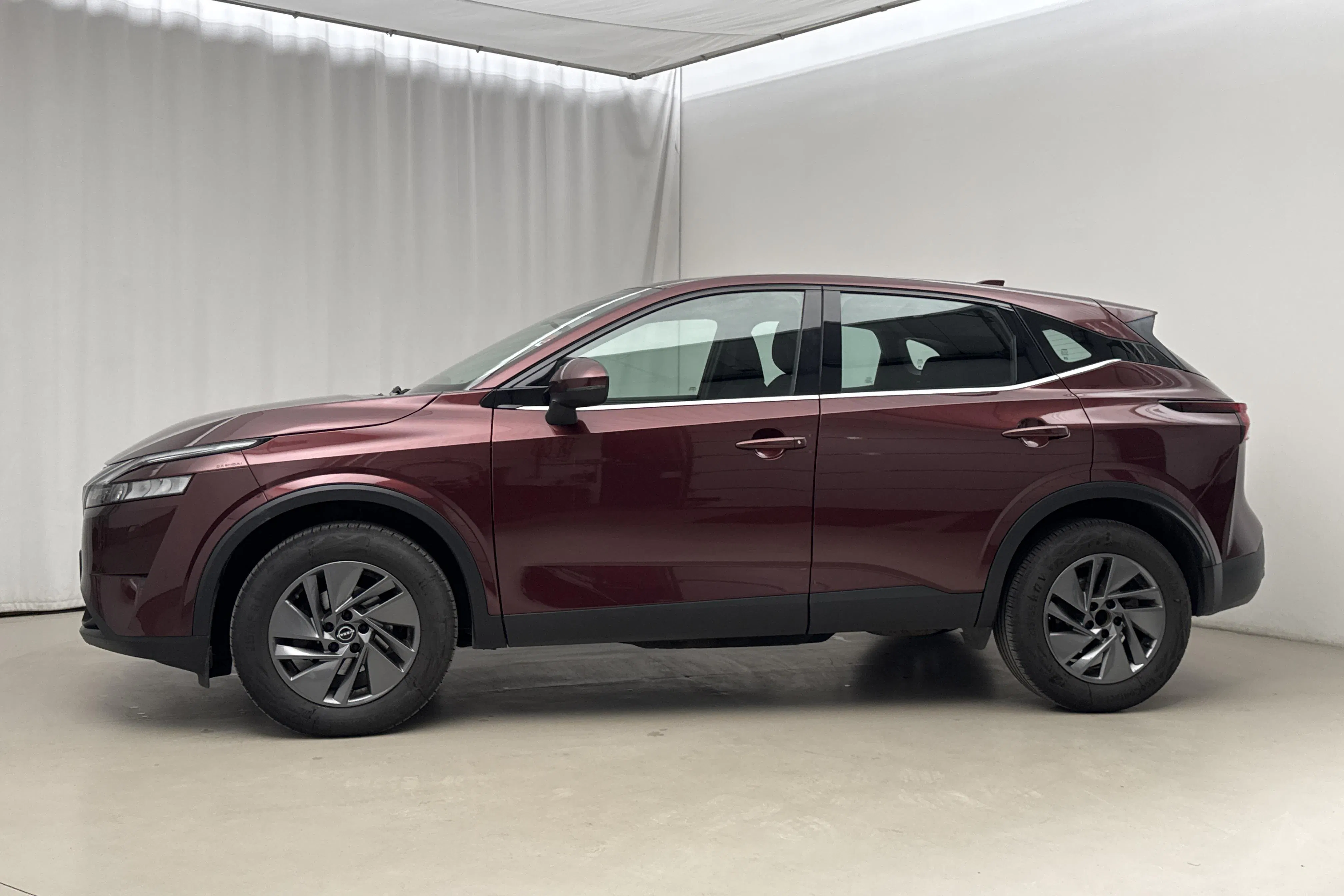 Presentationsfoto 2 av 18: Nissan Qashqai 1.3 MHEV (158hk) - 4 300 mil - Automat - Dark Red - 2023