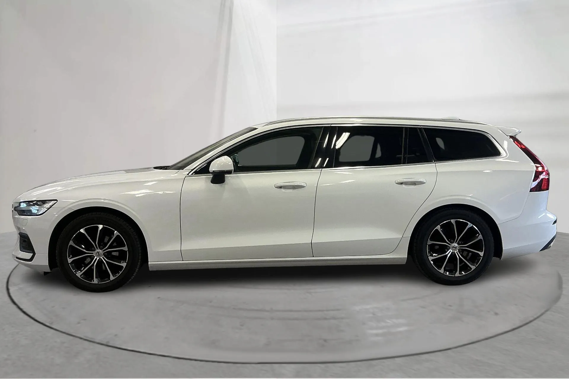 Presentationsfoto 2 av 15: Volvo V60 D3 (150hk) - 17 209 mil - Manuell - vit - 2019