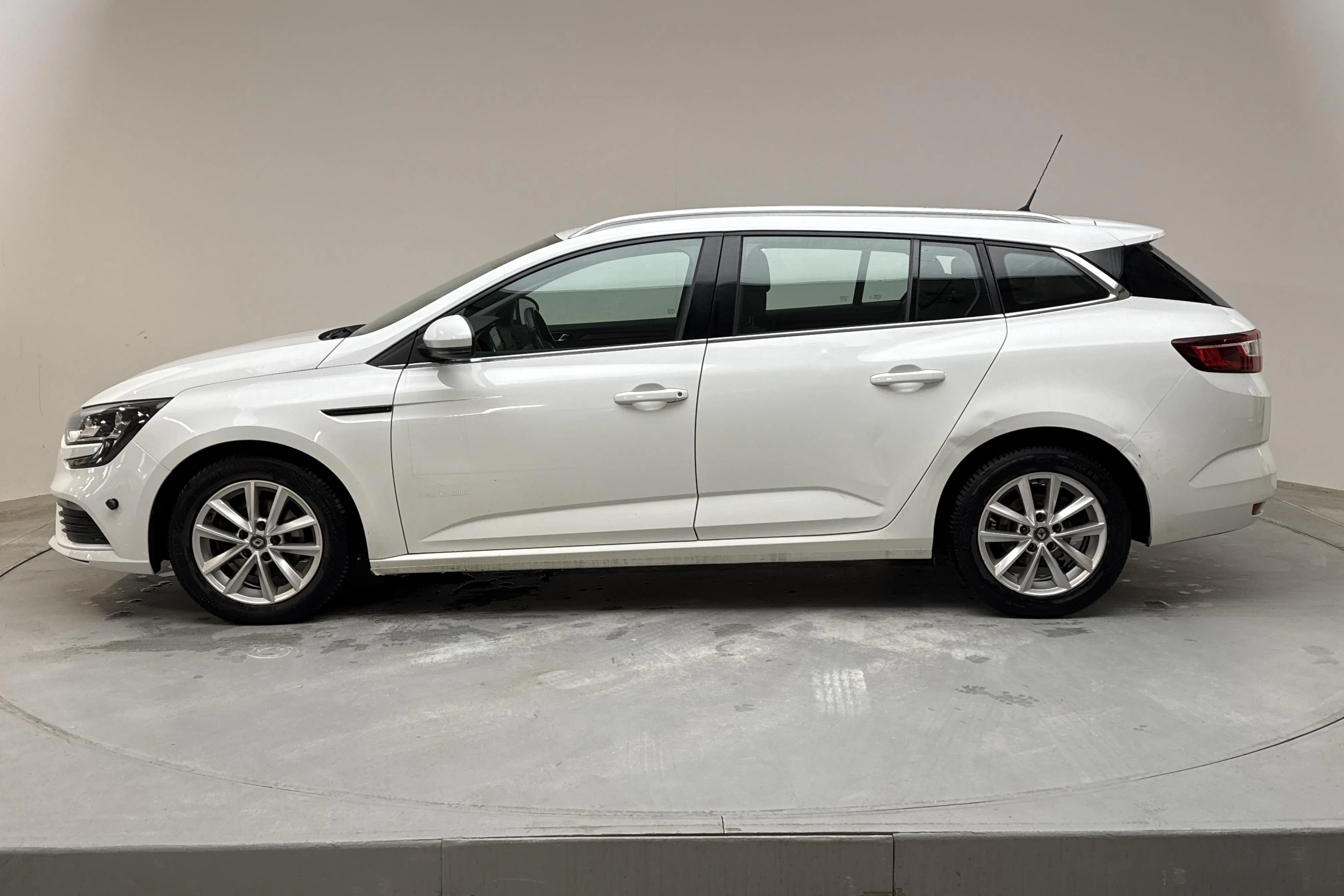 Presentation photo 2 of 12: Renault Mégane 1.5 dCi Sport Tourer (115hk) - 93 570 km - Automatic - white - 2019