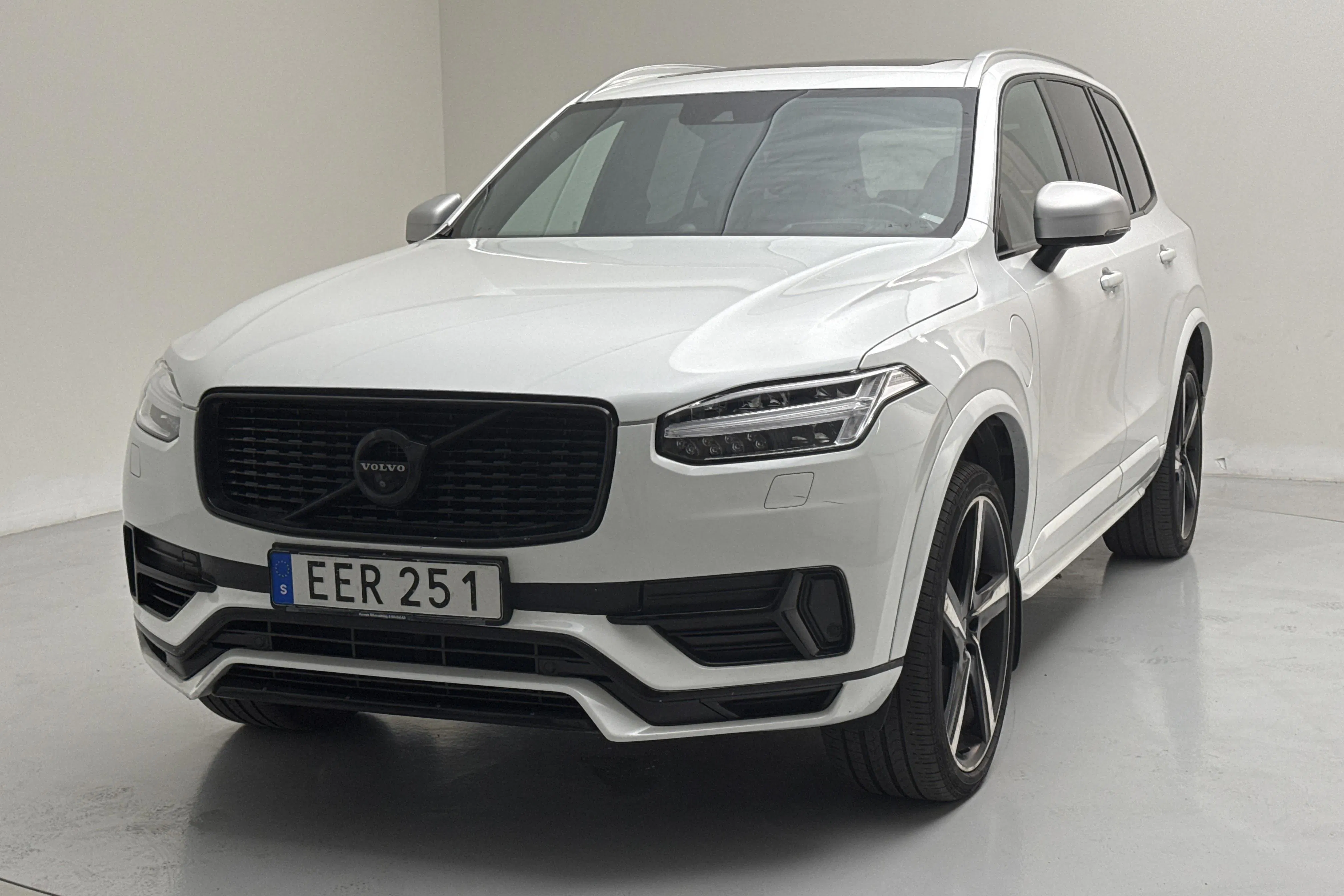 Presentationsfoto 1 av 19: Volvo XC90 T8 AWD Twin Engine (400hk) - 21 228 mil - Automat - vit - 2018