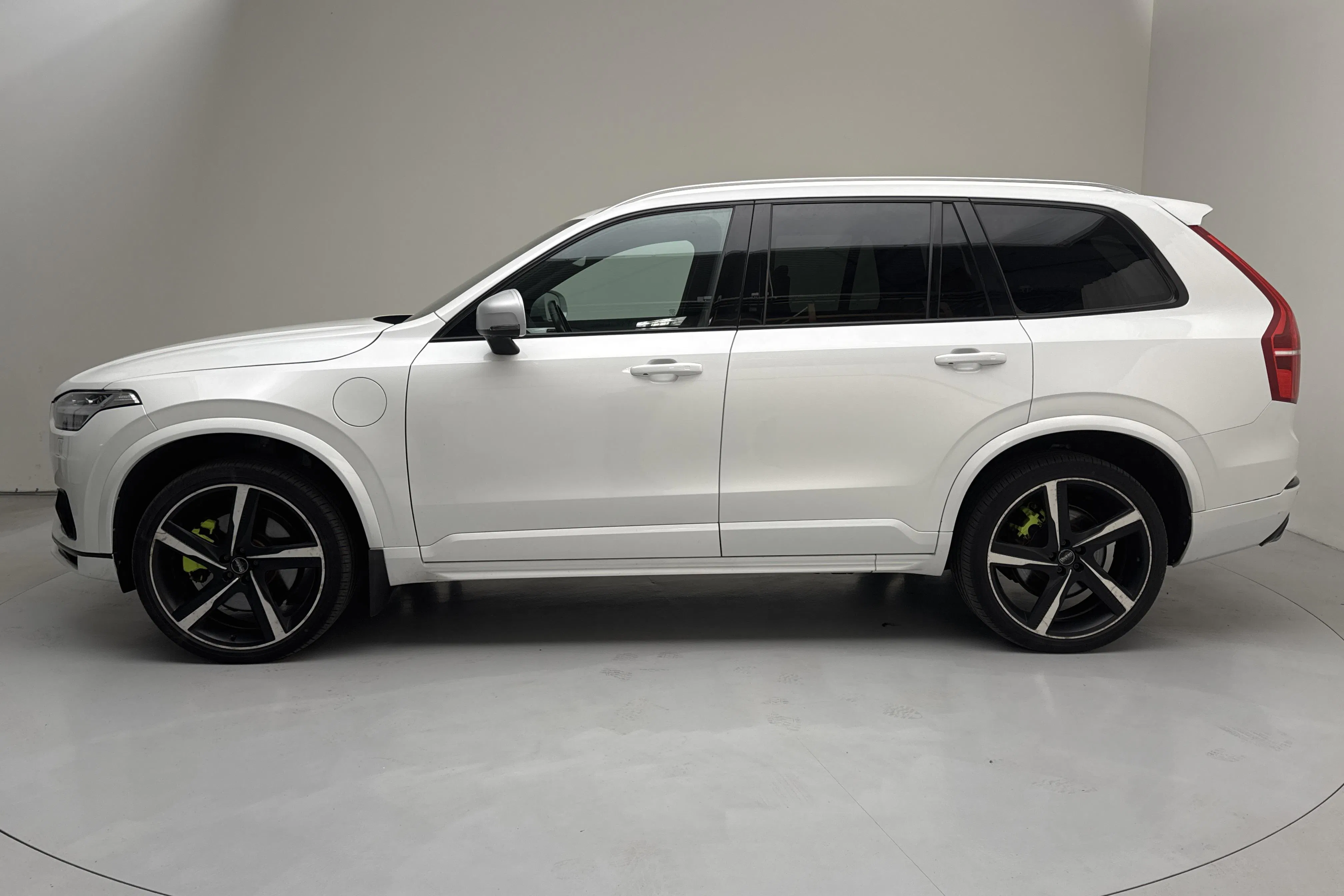 Presentationsfoto 2 av 19: Volvo XC90 T8 AWD Twin Engine (400hk) - 21 228 mil - Automat - vit - 2018