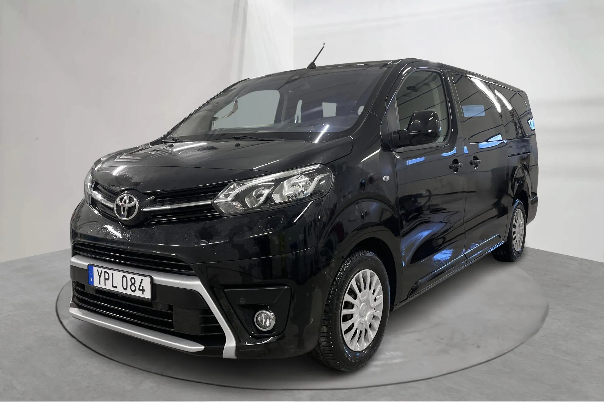 Presentation photo 1 of 15: Toyota PROACE Verso 1.6 (115hk) - 30 700 km - Manual - black - 2018