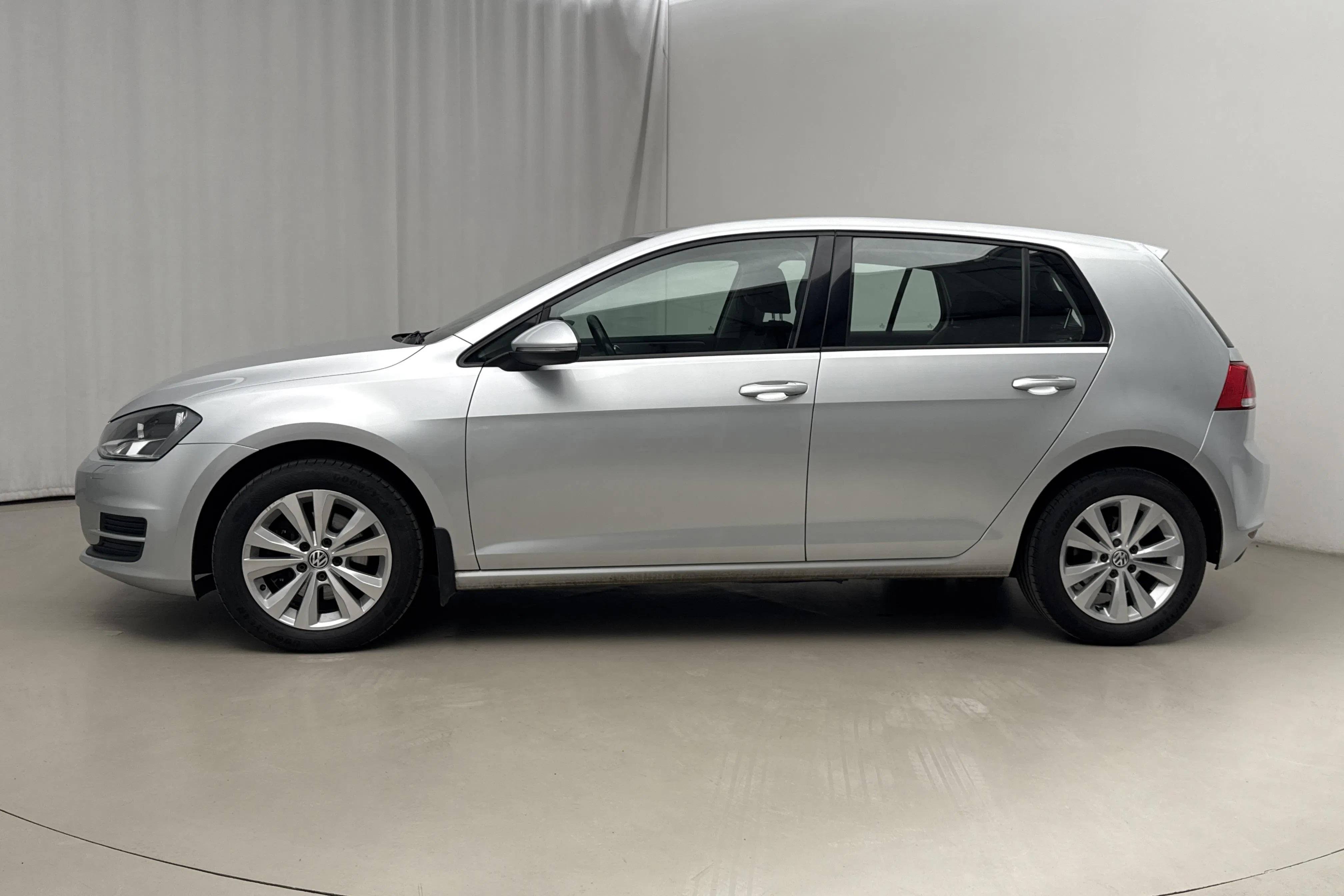 Presentationsfoto 2 av 15: VW Golf VII 1.2 TSI 5dr (105hk) - 14 066 mil - Manuell - silver - 2014