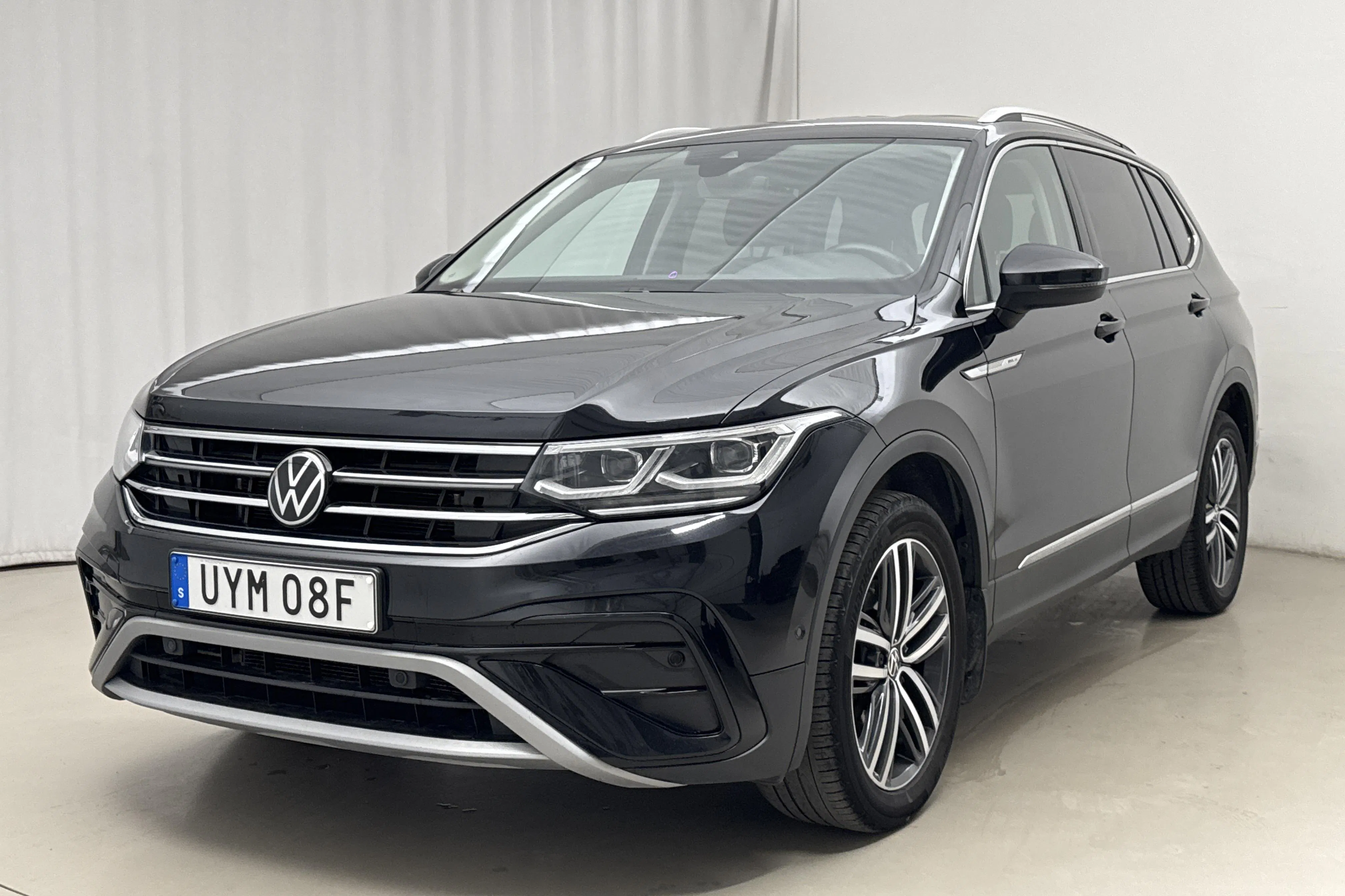 Presentationsfoto 1 av 21: VW Tiguan Allspace 2.0 TDI 4MOTION (200hk) - 9 214 mil - Automat - svart - 2023
