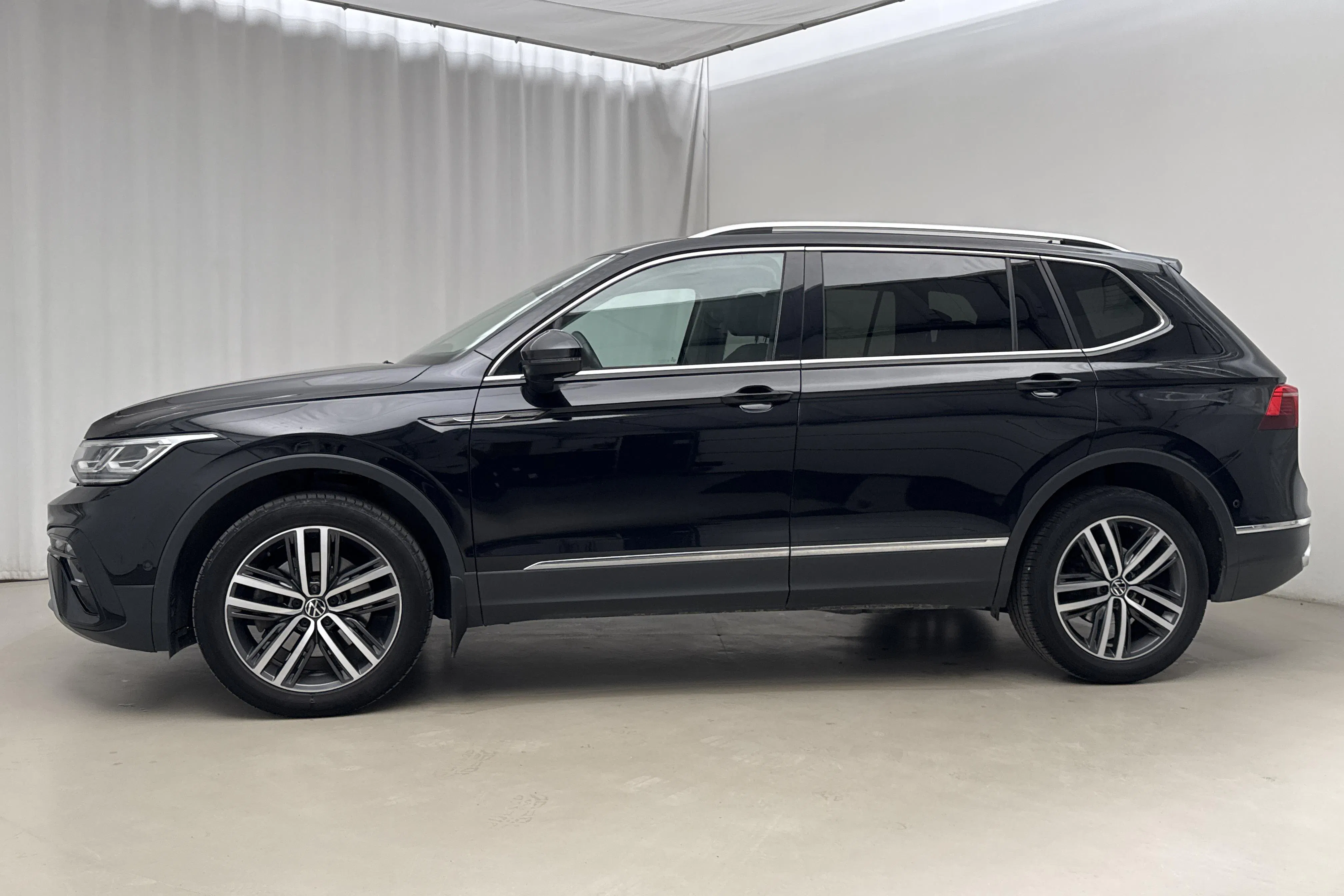 Presentationsfoto 2 av 21: VW Tiguan Allspace 2.0 TDI 4MOTION (200hk) - 9 214 mil - Automat - svart - 2023