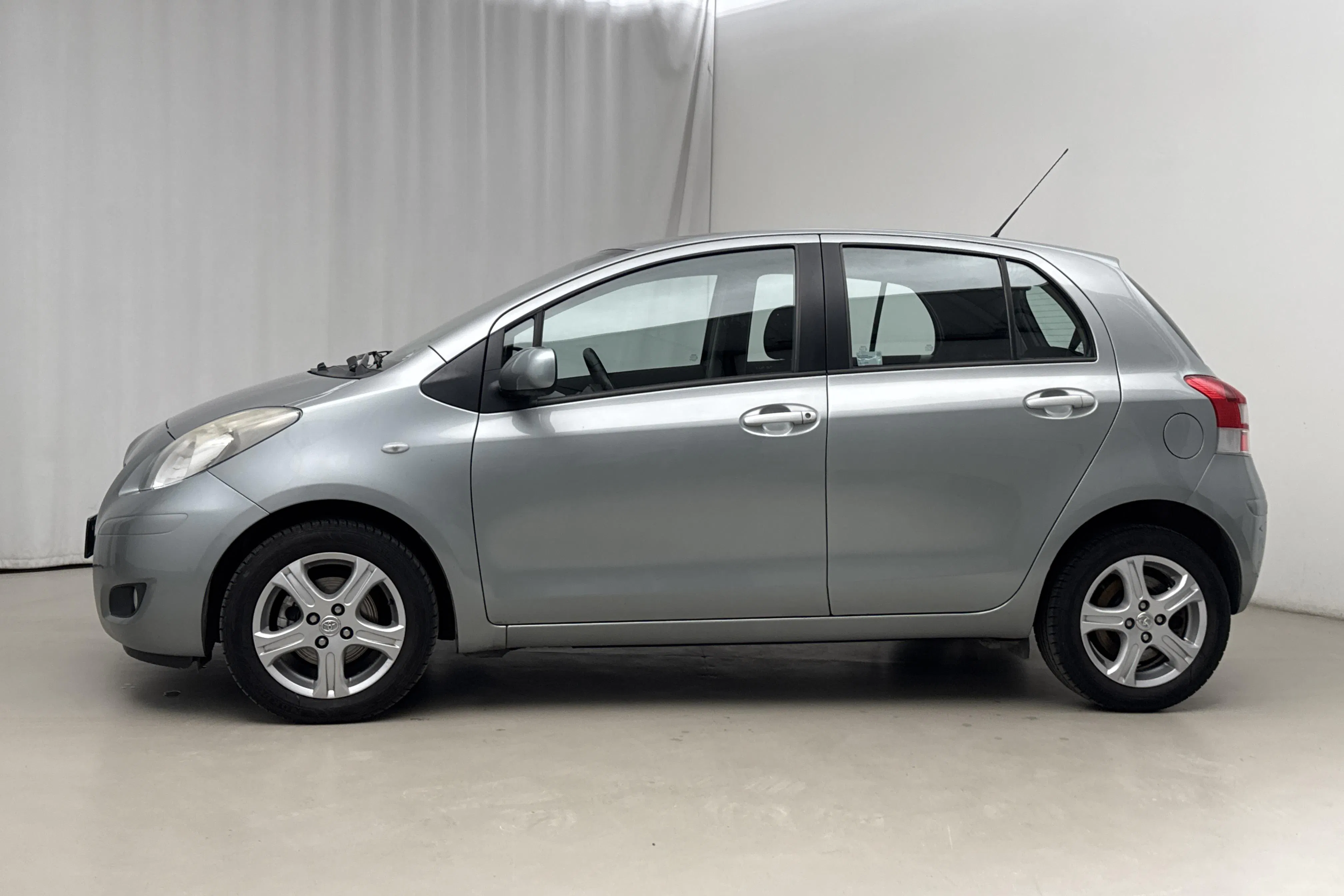 Presentationsfoto 2 av 16: Toyota Yaris 1.33 5dr (100hk) - 10 505 mil - Manuell - grå - 2011