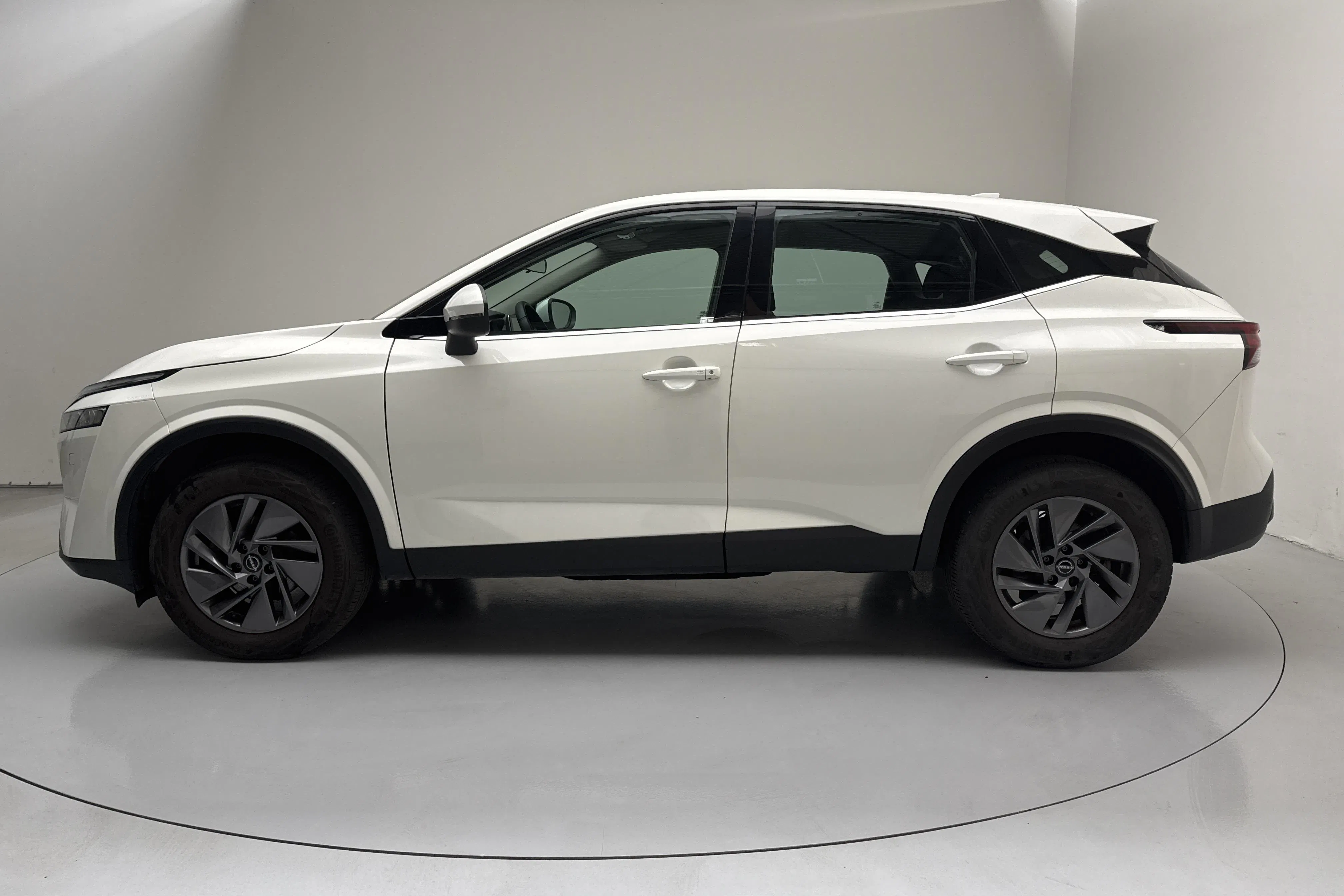 Presentation photo 2 of 12: Nissan Qashqai 1.3 MHEV (140hk) - 44 130 km - Manual - white - 2022