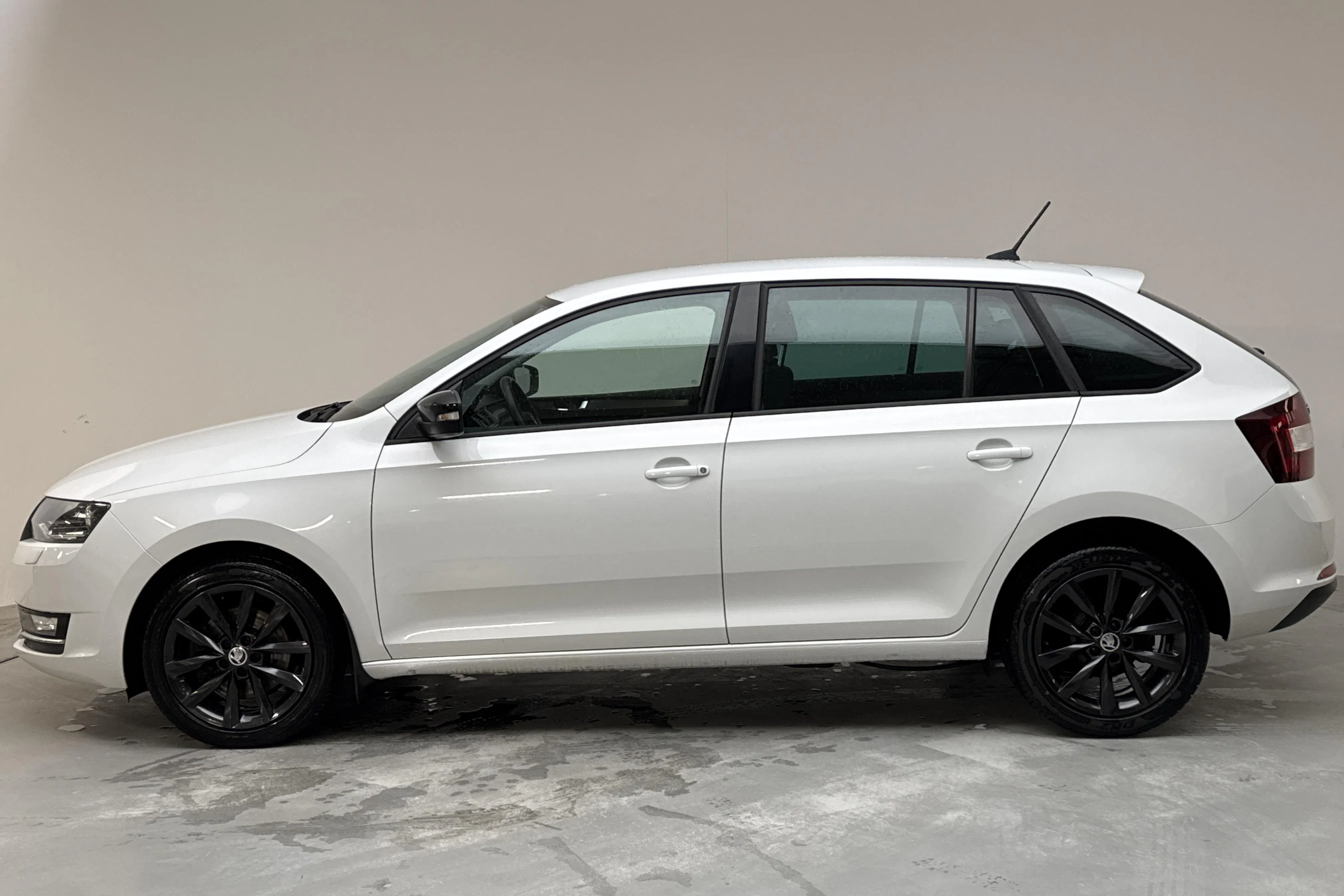 Presentationsfoto 2 av 13: Skoda Rapid 1.0 TSI Spaceback (110hk) - 10 422 mil - Manuell - vit - 2018