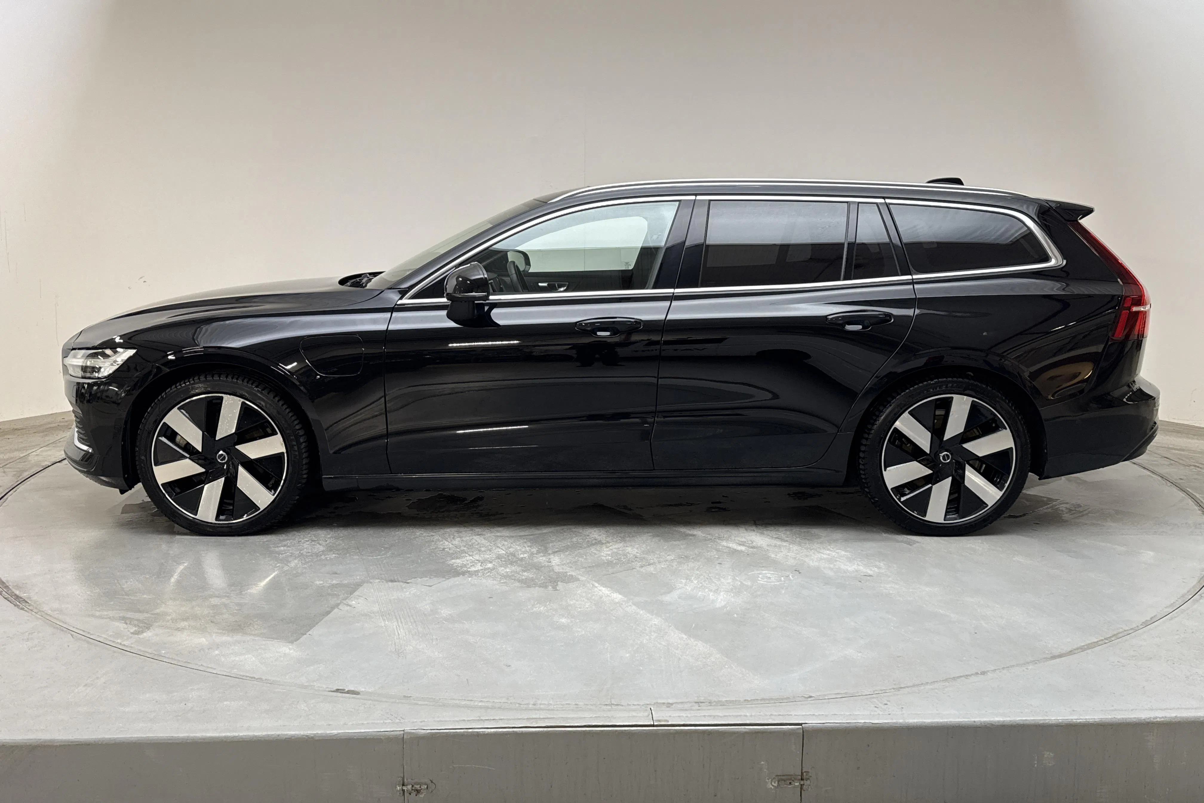 Presentationsfoto 2 av 21: Volvo V60 T6 AWD Recharge (350hk) - 6 453 mil - Automat - svart - 2024