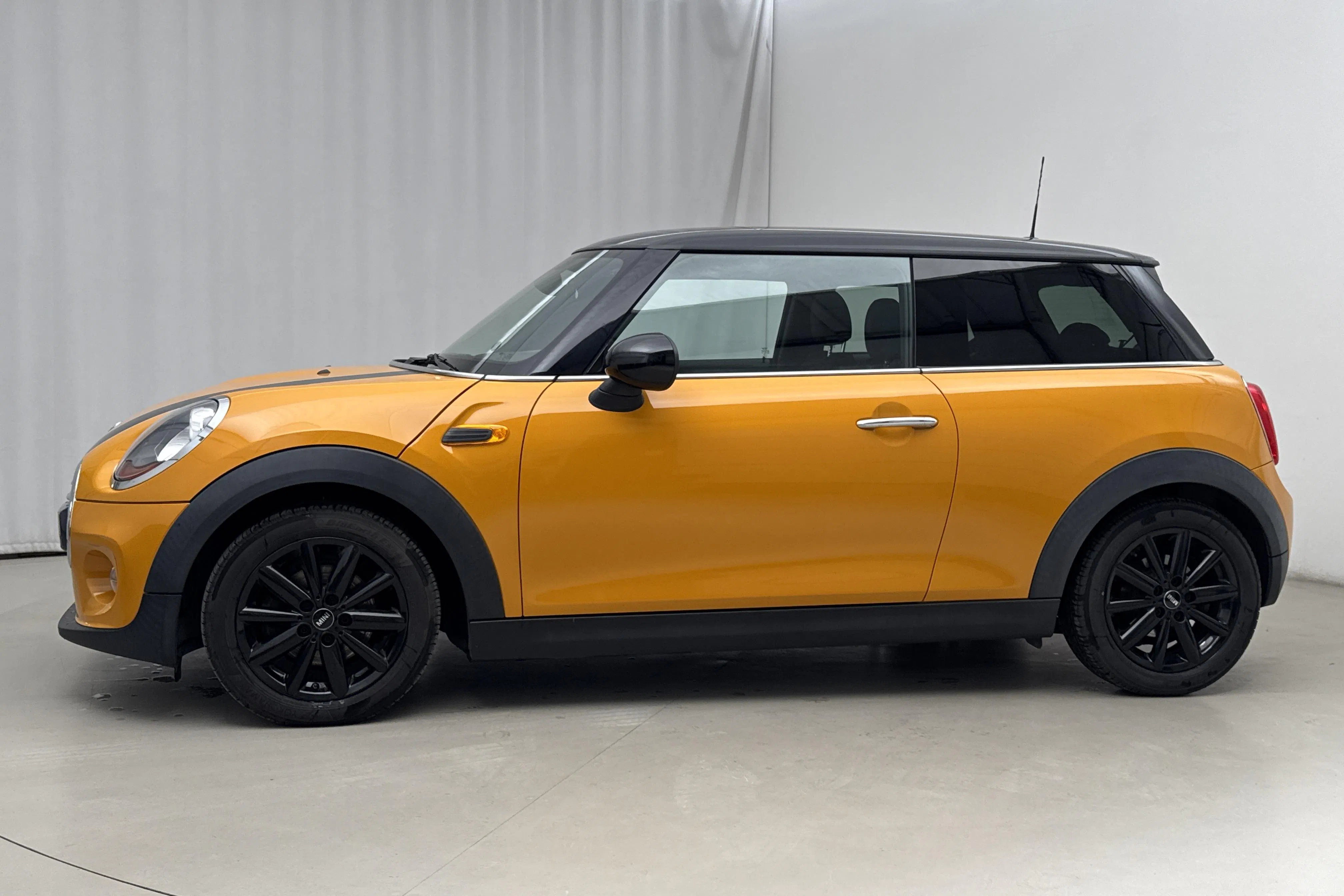 Präsentationsfoto 2 von 16: MINI Cooper 3dr (136hk) - 70 960 Kilometer - Handbuch - Orange Farbe - 2015