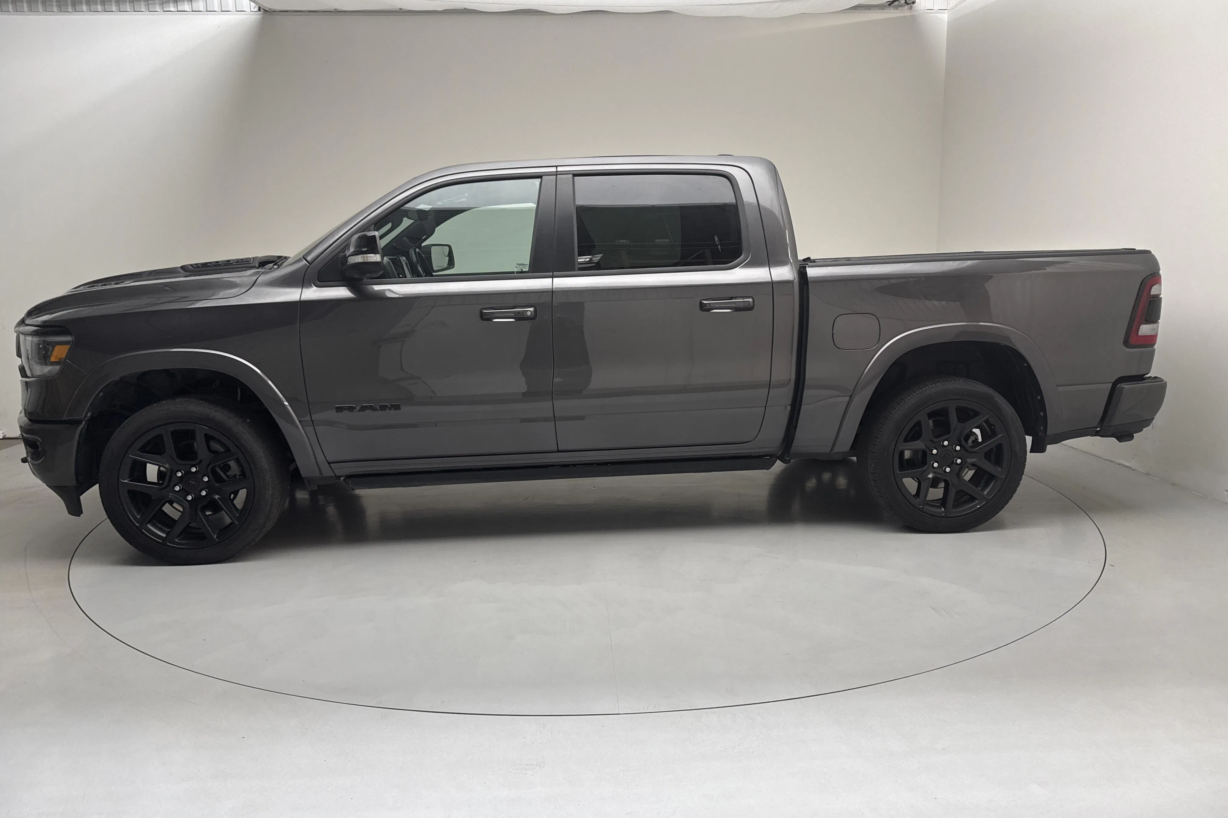 Presentationsfoto 2 av 15: Dodge RAM 1500 5.7 (395hk) - 6 130 mil - Automat - Mörkgrå - 2021
