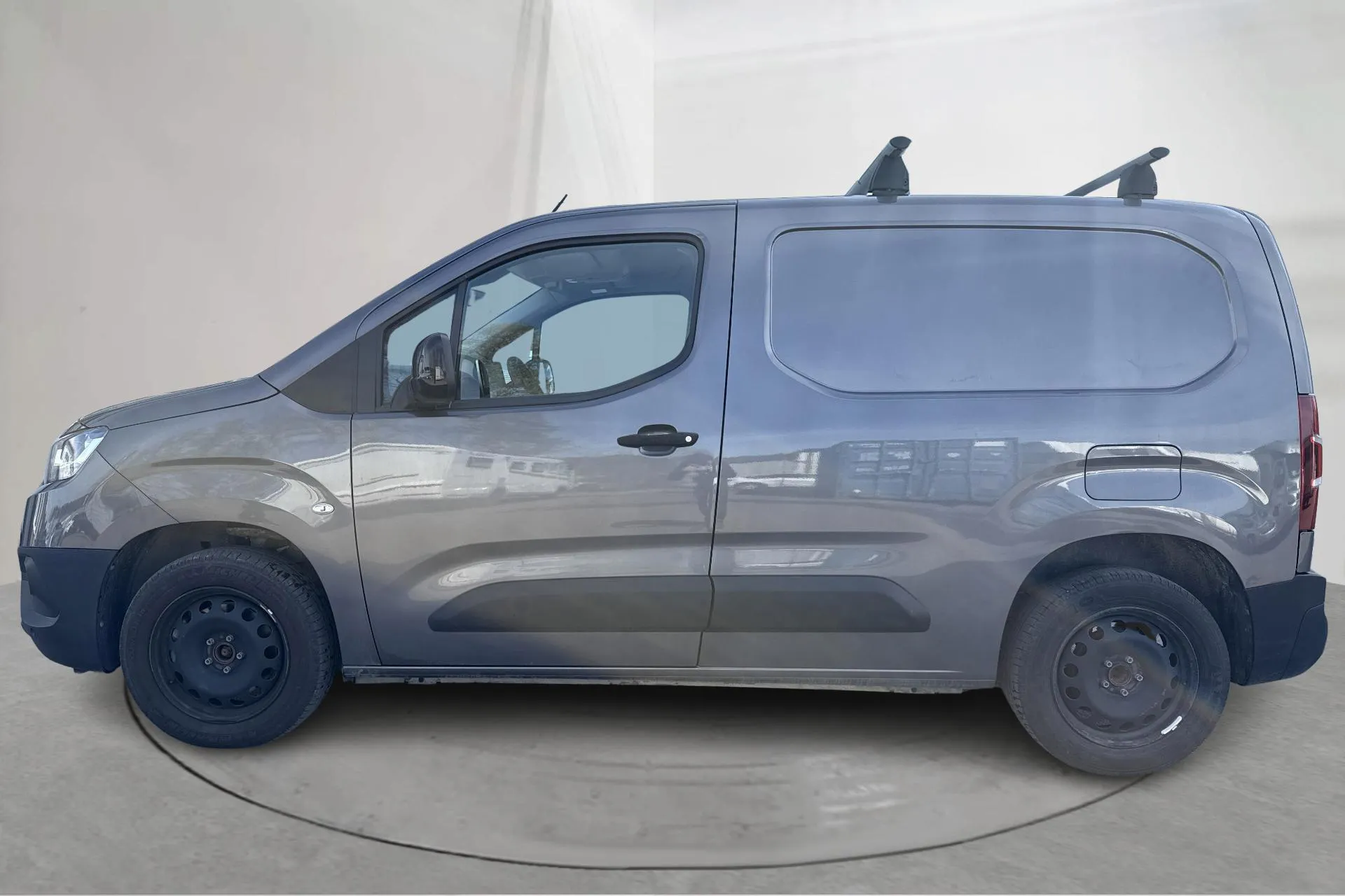 Presentationsfoto 2 av 15: Toyota PROACE CITY 1.2T (130hk) - 3 355 mil - Automat - Dark Grey - 2022