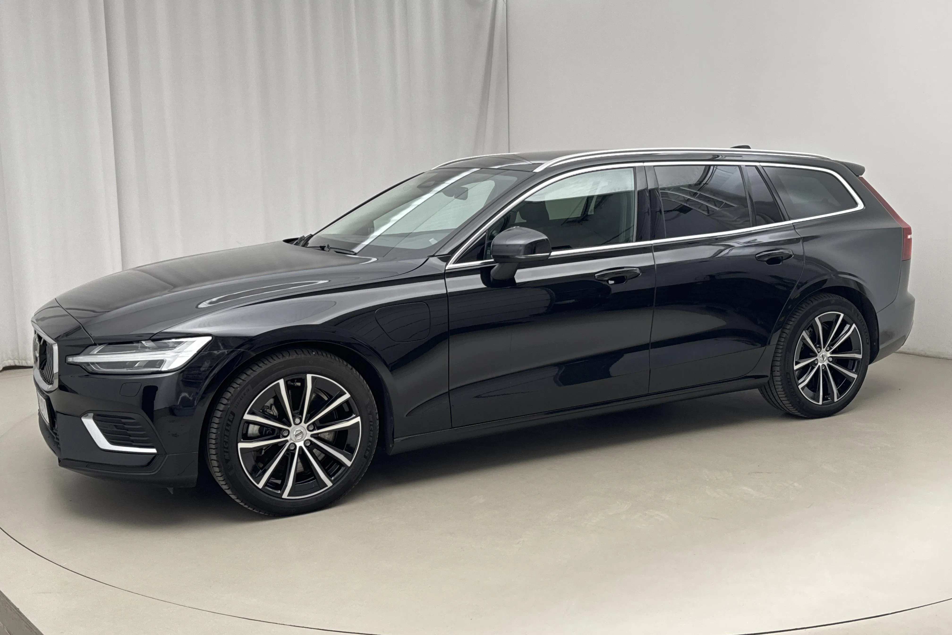Presentationsfoto 2 av 20: Volvo V60 T6 AWD Recharge (350hk) - 3 000 mil - Automat - svart - 2025