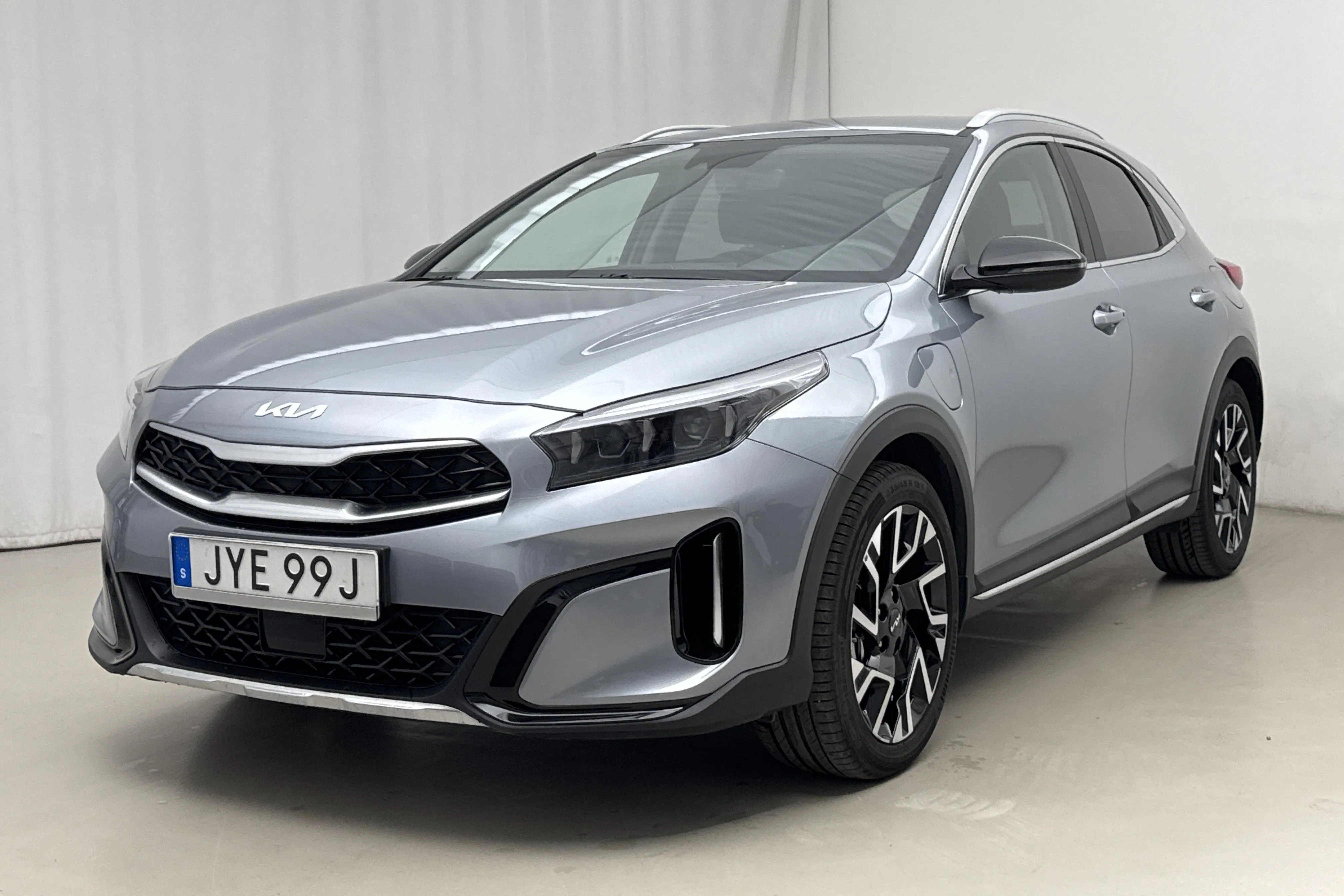 Presentation photo 1 of 22: KIA XCeed 1.6 Plug-in Hybrid 5dr (141hk) - 14 620 km - Automatic - gray - 2024
